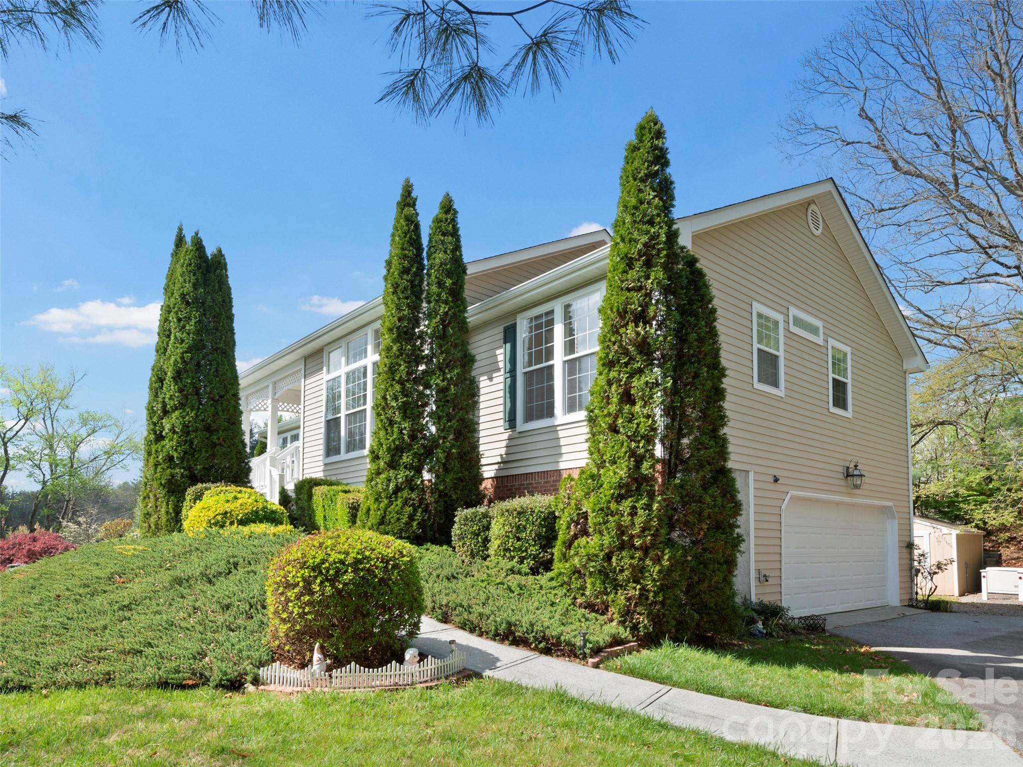 21 Old Applewood LN, Hendersonville, NC 28739