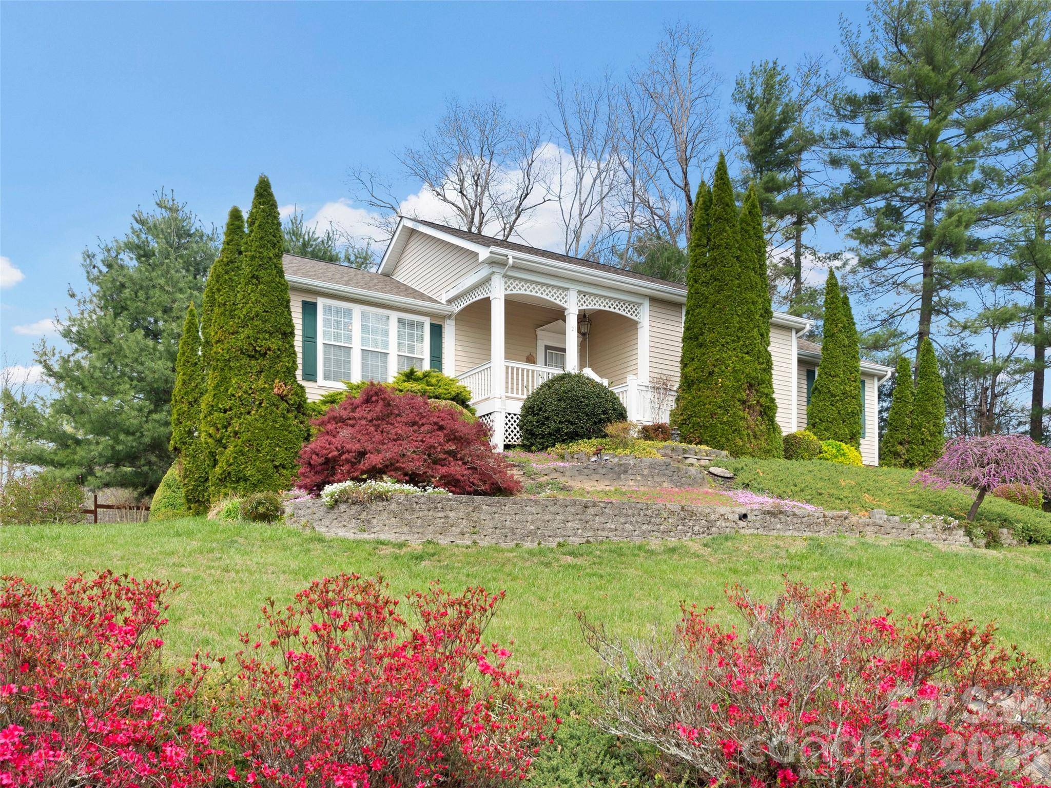 21 Old Applewood LN, Hendersonville, NC 28739