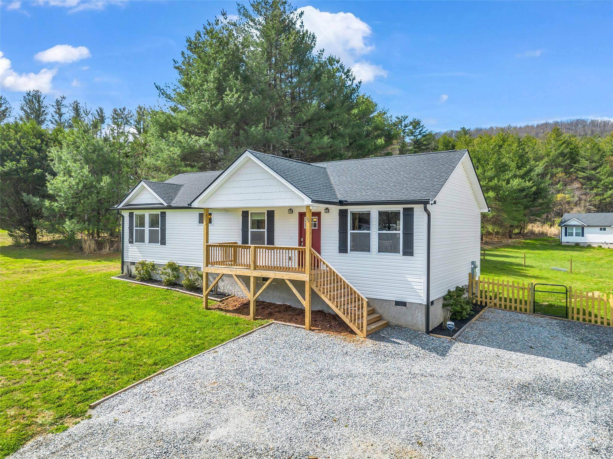 29 Kanes DR, Hendersonville, NC 28739