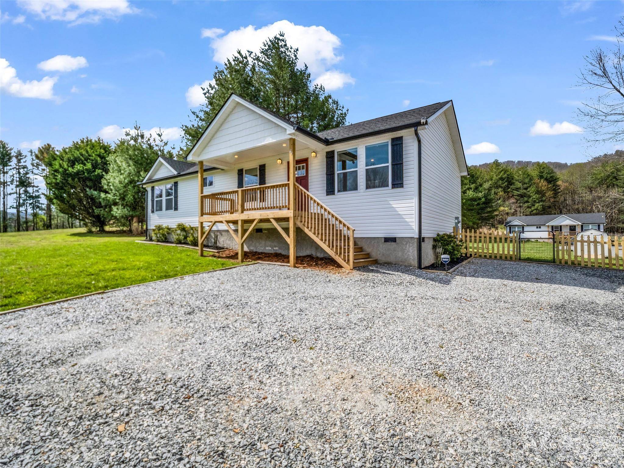 29 Kanes DR, Hendersonville, NC 28739