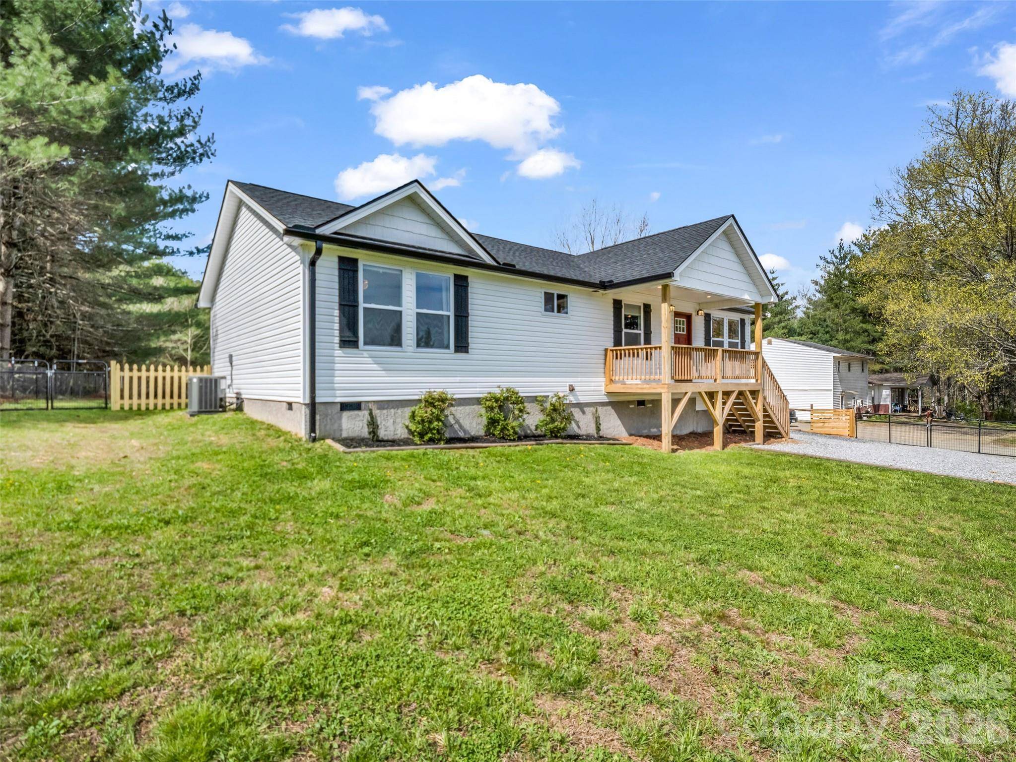 29 Kanes DR, Hendersonville, NC 28739