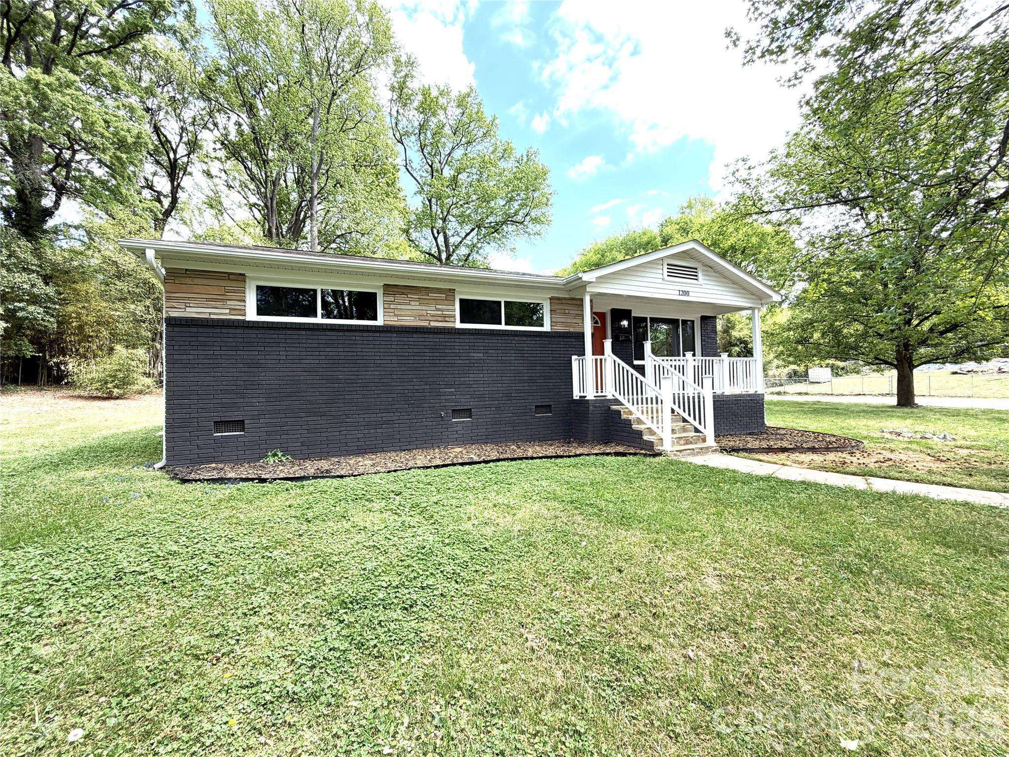 1200 Weststone DR, Charlotte, NC 28208