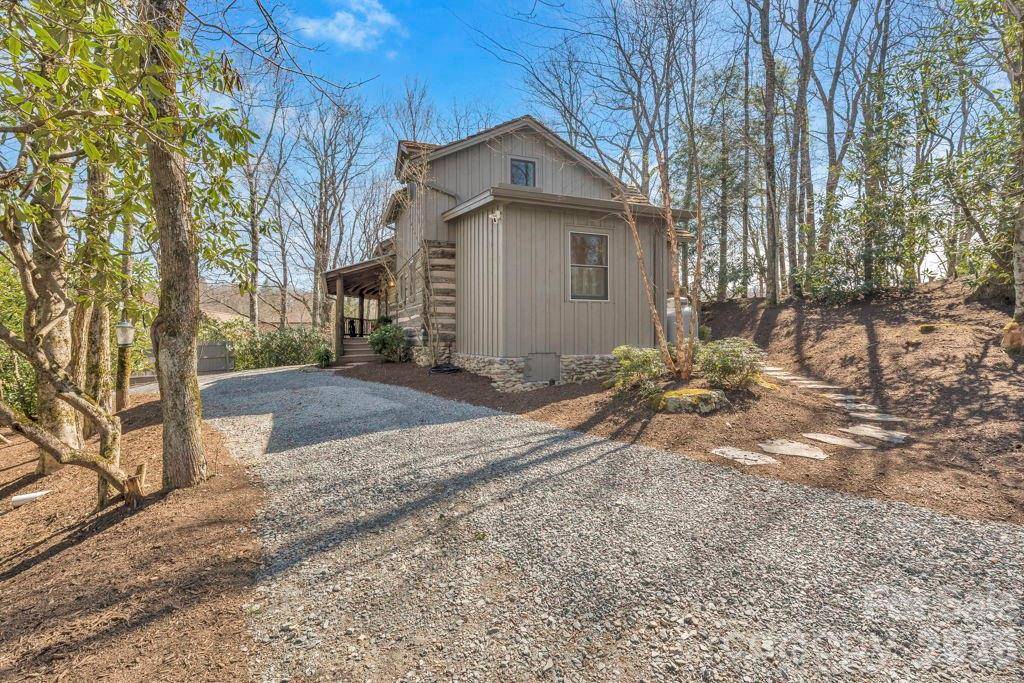 572 Skyland View DR, Blowing Rock, NC 28605