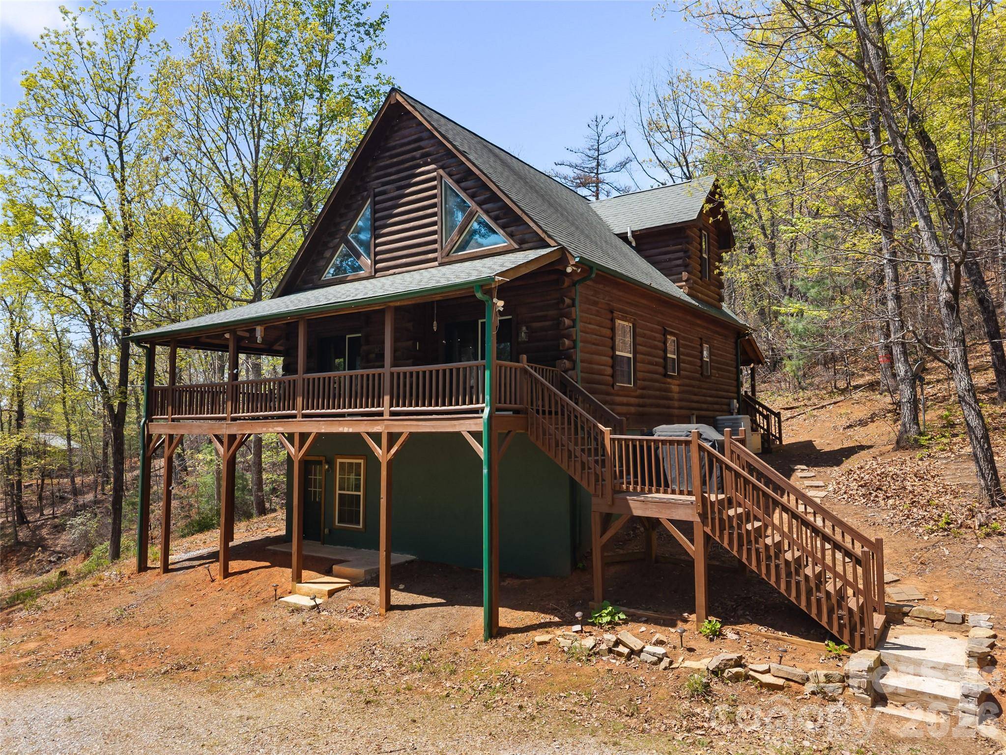 462 Deep Woods LN, Saluda, NC 28773