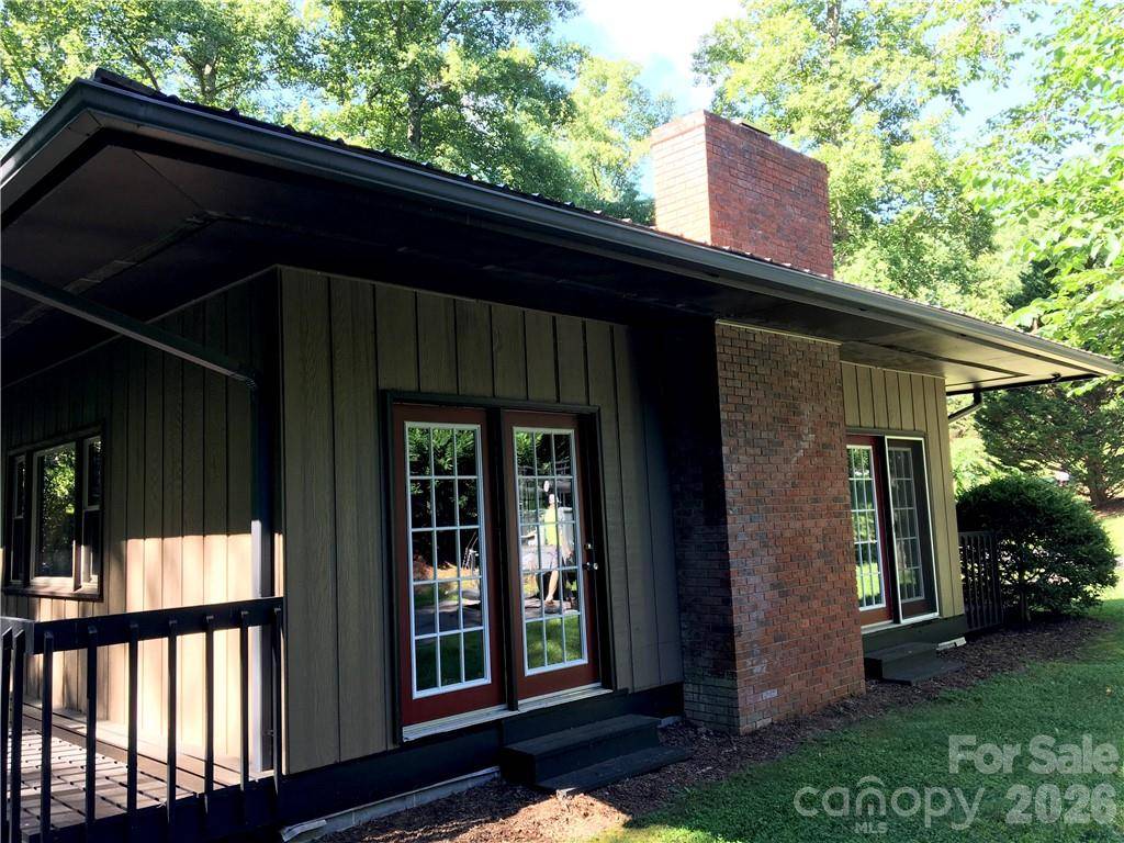99999 Red Oak Forest RD, Fairview, NC 28730