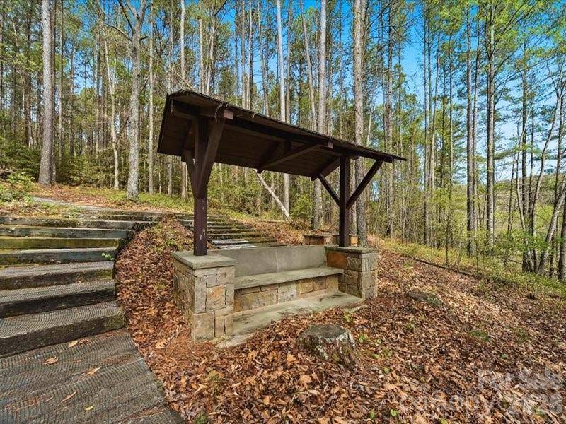 6074 Plantation Pointe DR, Granite Falls, NC 28630