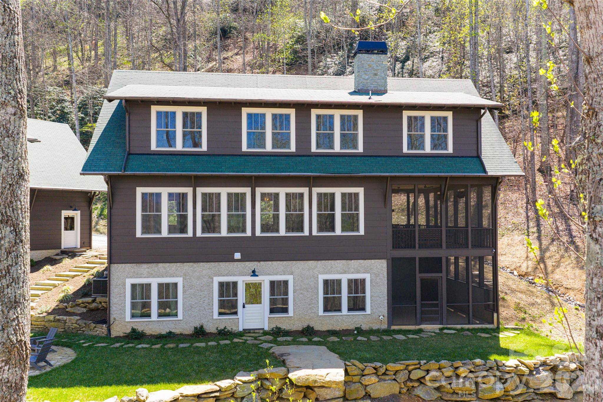 51 Summit RD, Swannanoa, NC 28778