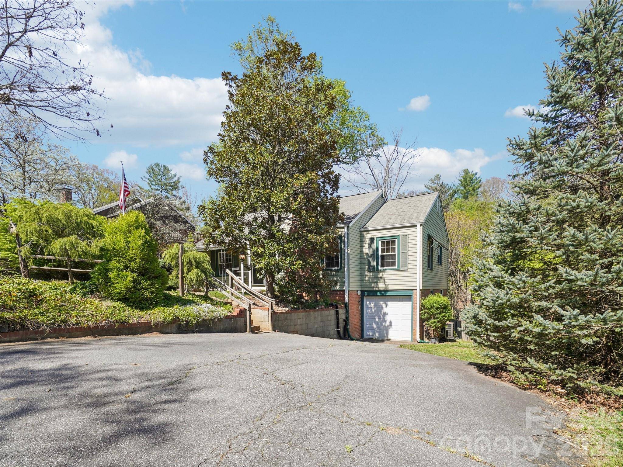 28 Kensington DR, Asheville, NC 28805