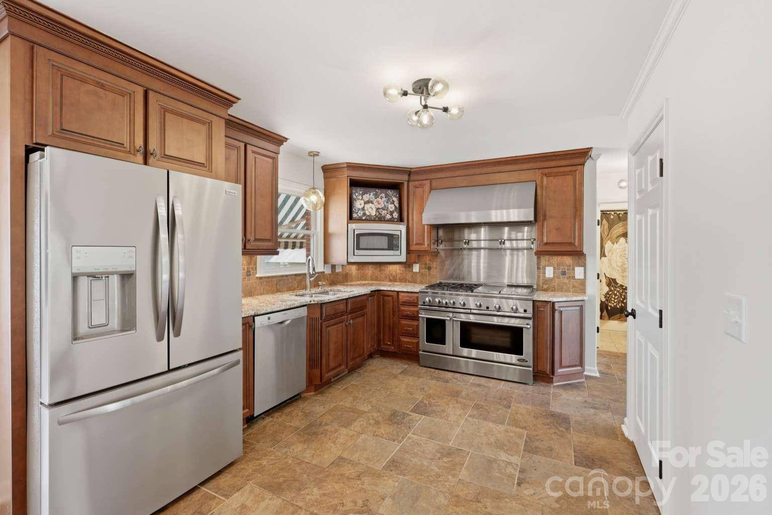3811 Pinecrest DR NE, Hickory, NC 28601