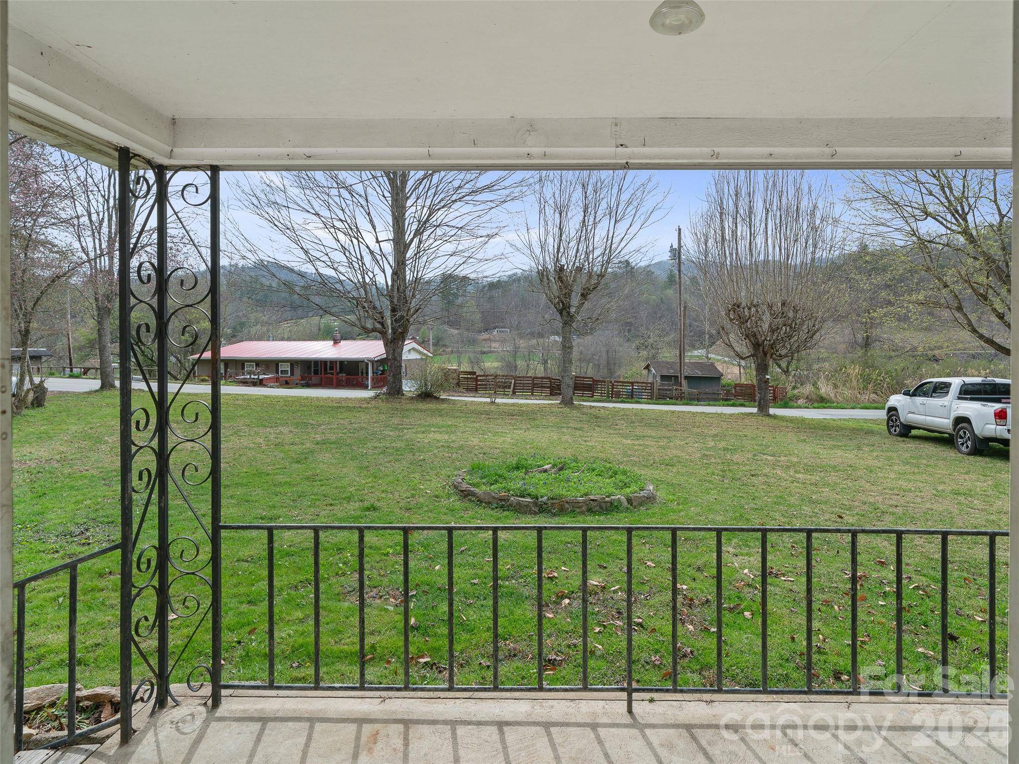 2432 Grapevine RD, Marshall, NC 28753