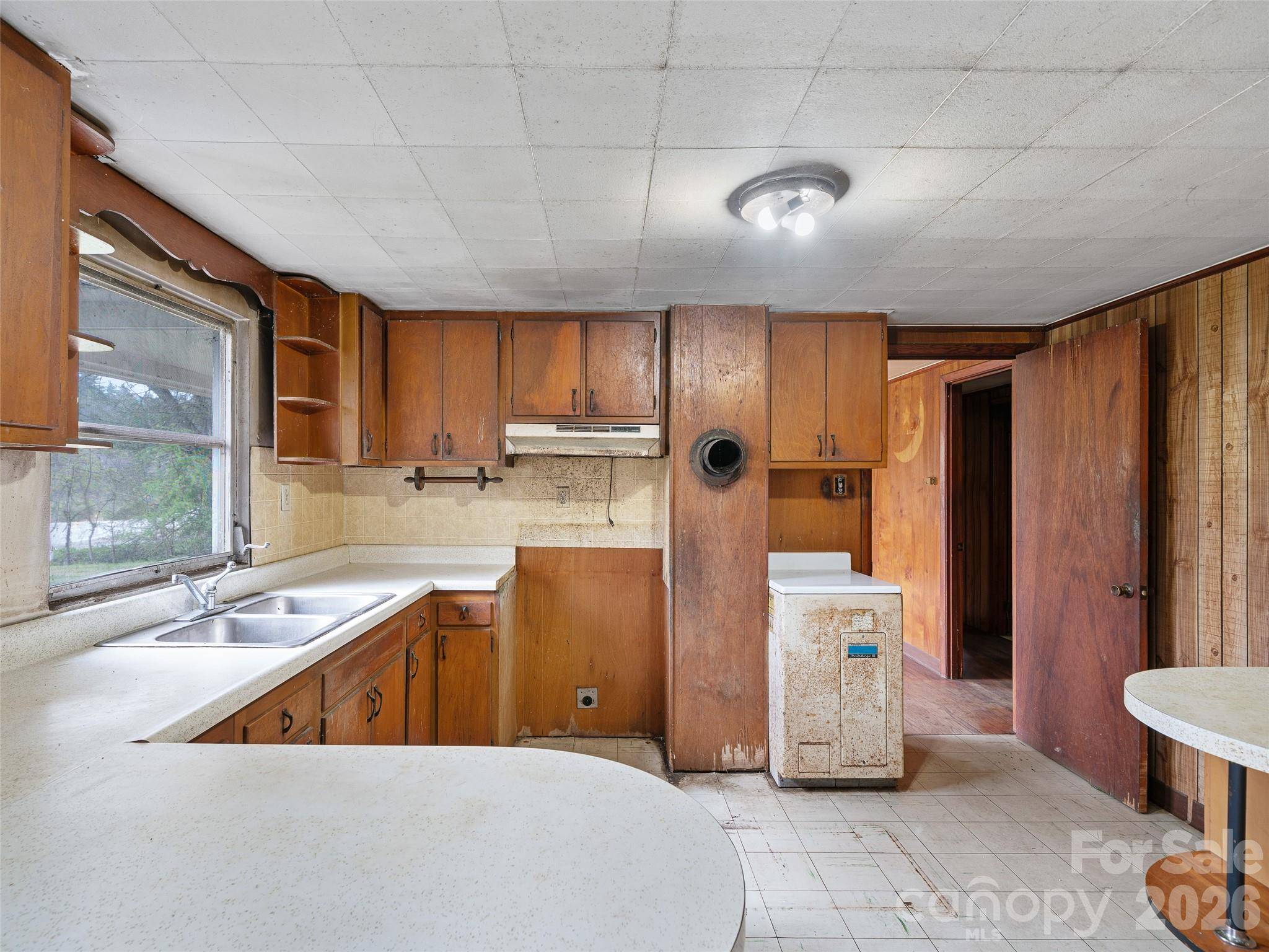 2432 Grapevine RD, Marshall, NC 28753