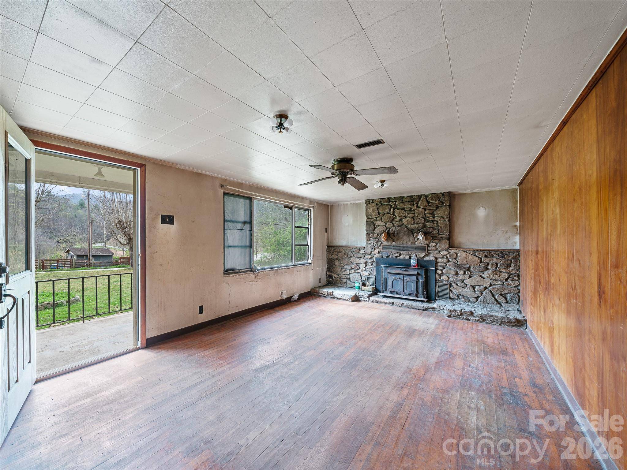 2432 Grapevine RD, Marshall, NC 28753