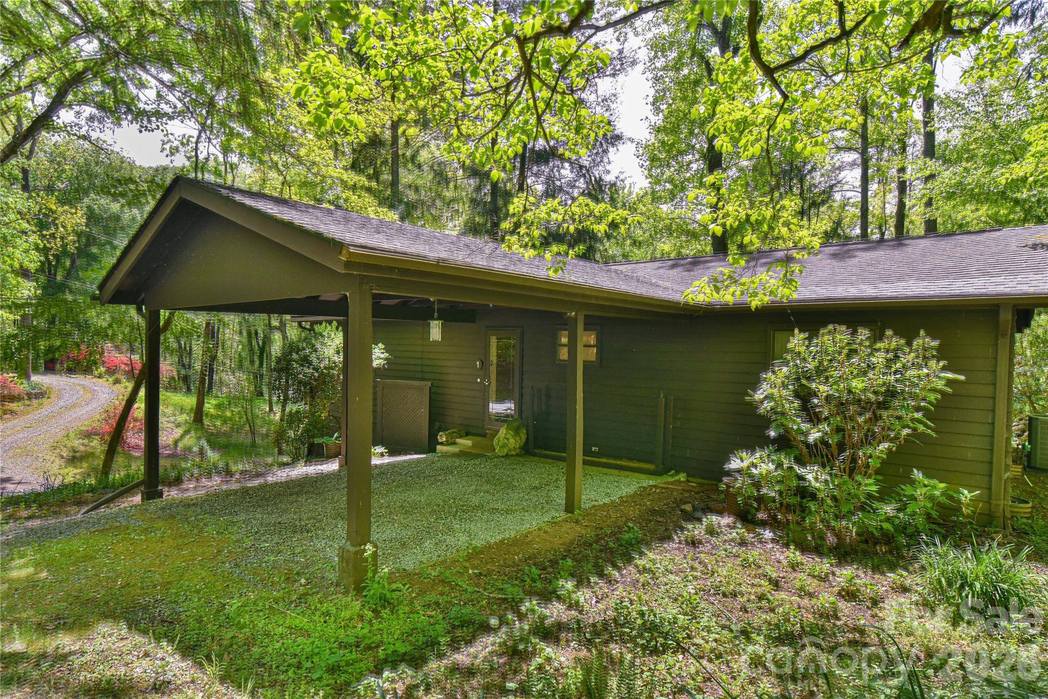 1 Hillcrest LN, Black Mountain, NC 28711