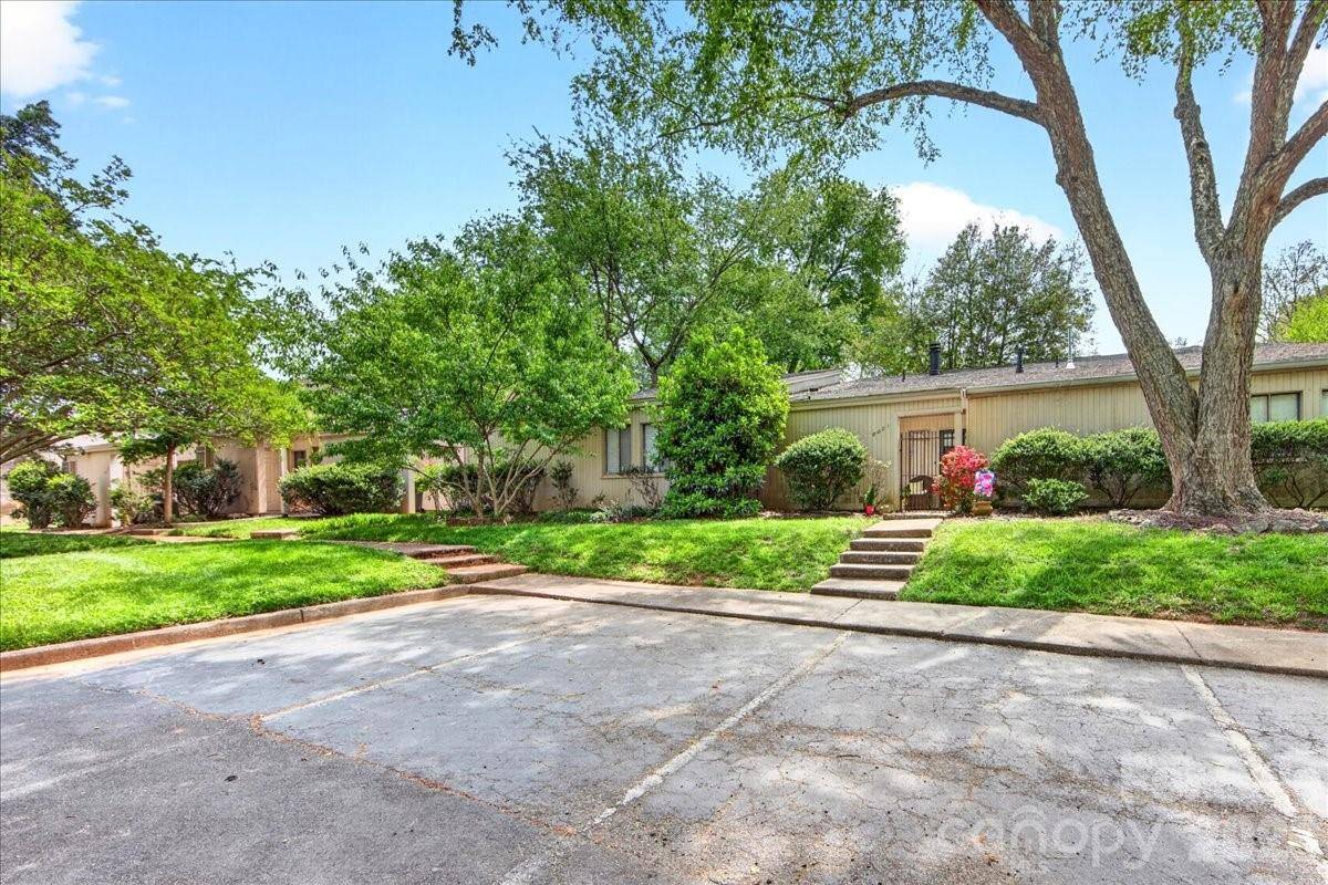 8007 Horse Chestnut LN, Charlotte, NC 28277