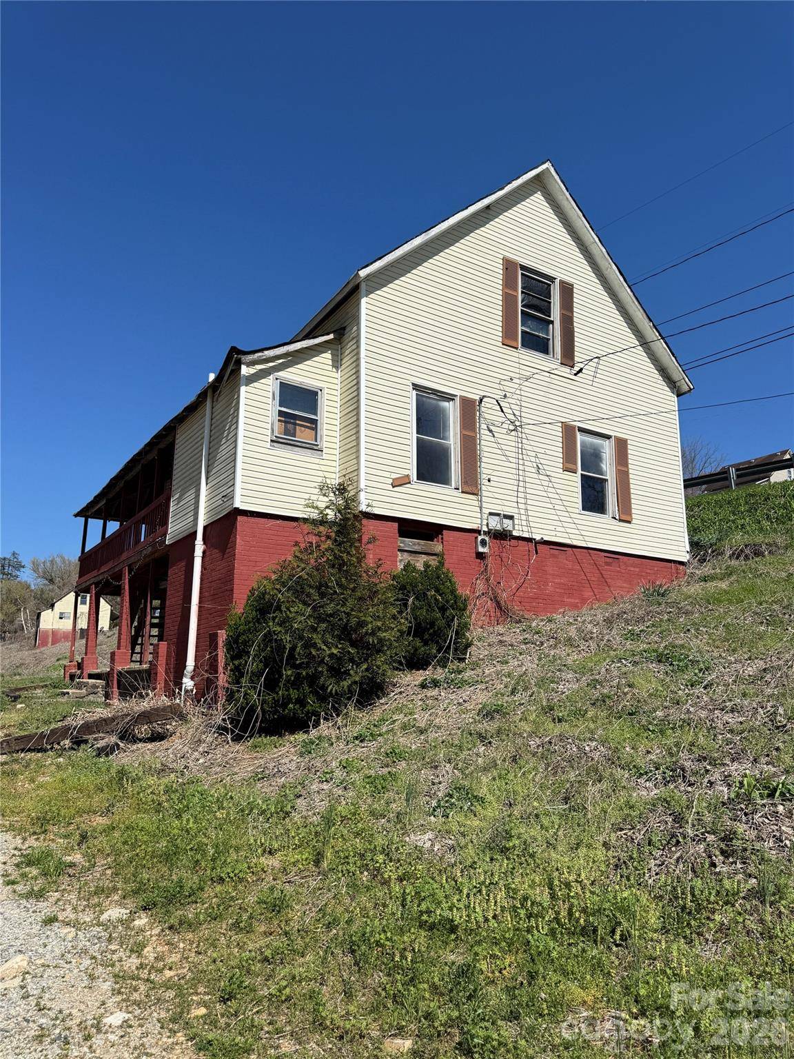 100 Hickory ST, Rhodhiss, NC 28667