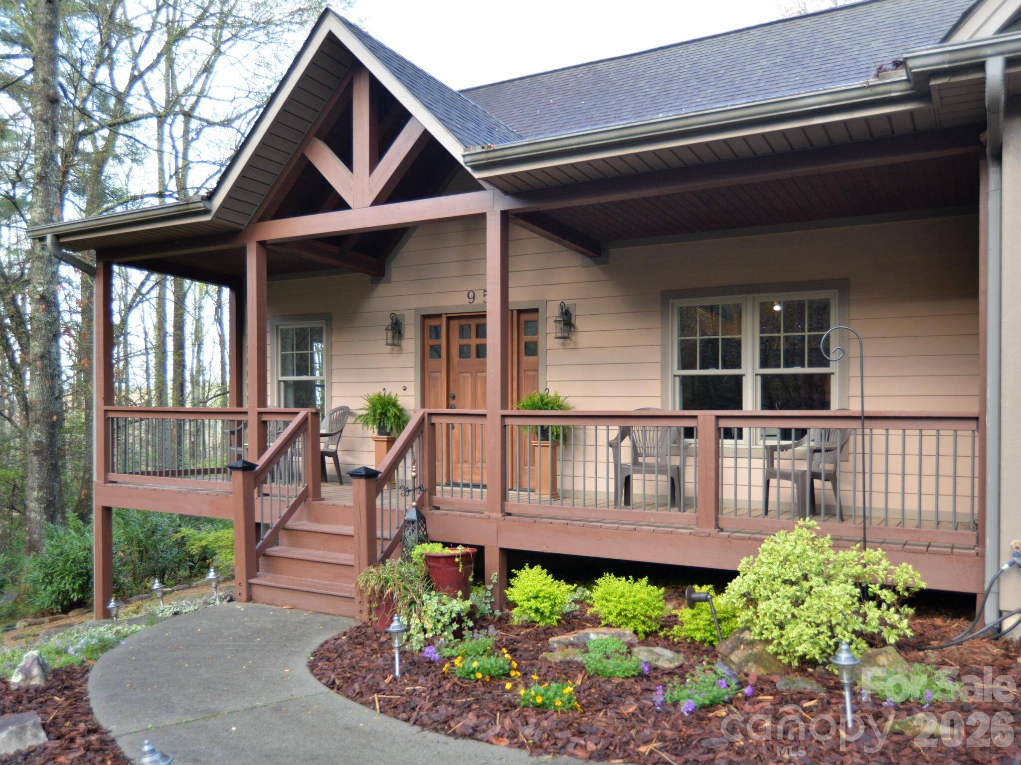 95 Creeks Edge DR, Hendersonville, NC 28739