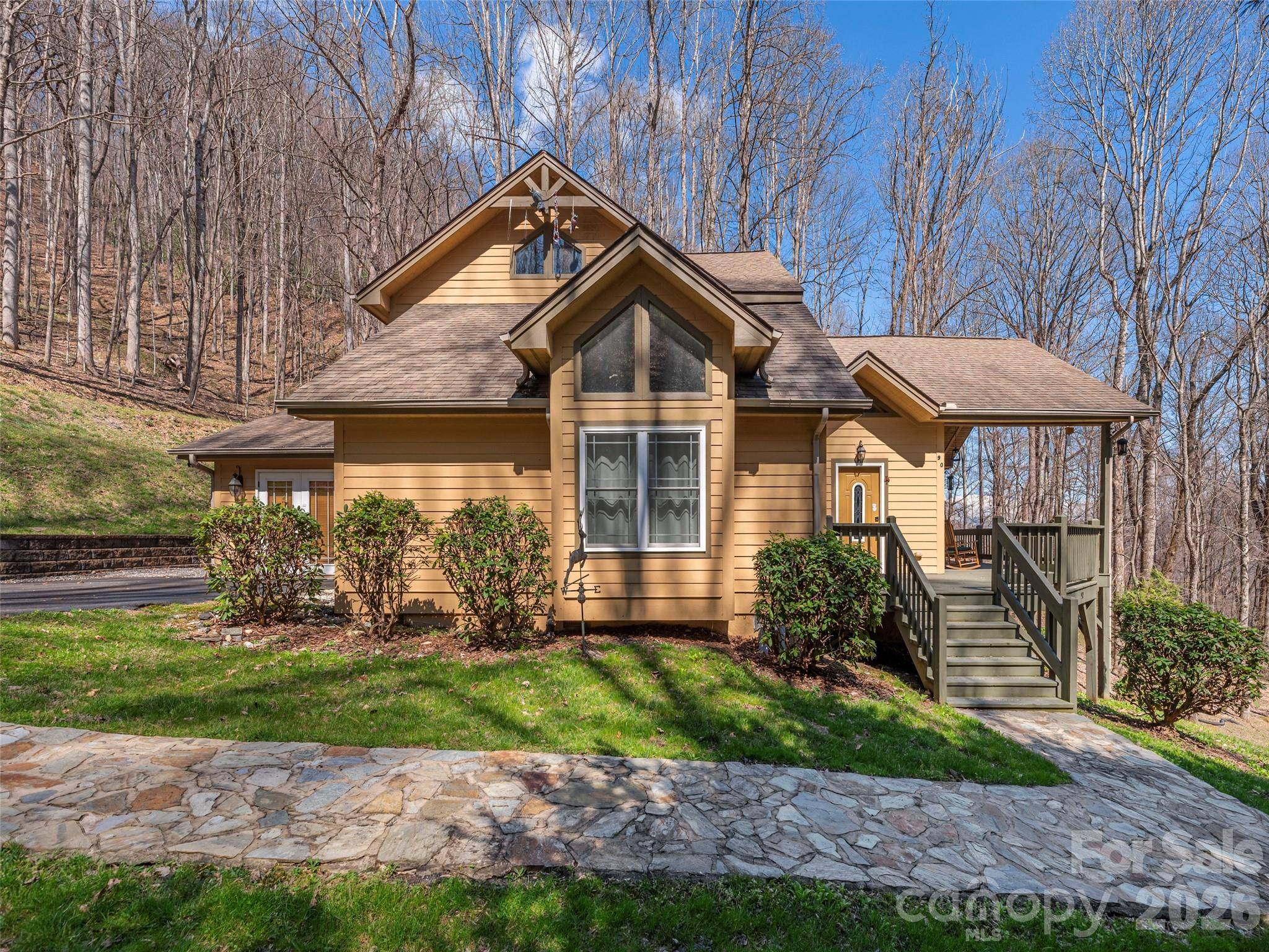 90 Lionheart LN, Maggie Valley, NC 28751