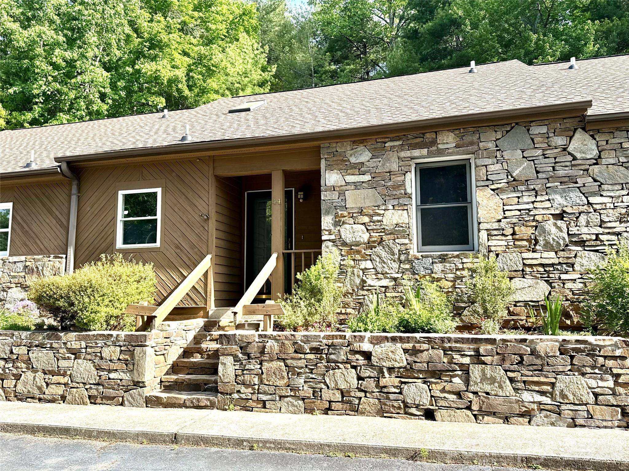 44 Sagebrush CIR, Etowah, NC 28729