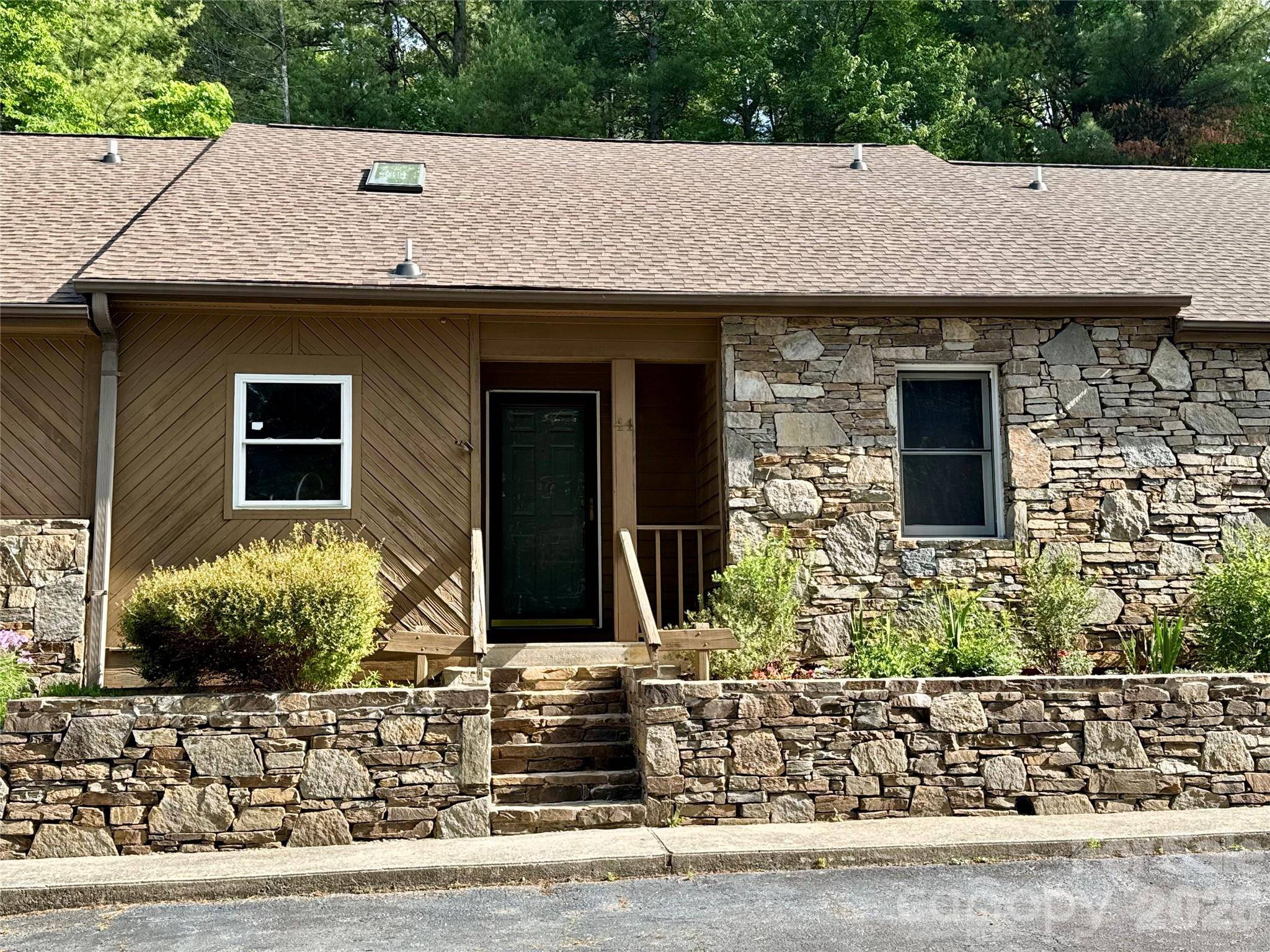44 Sagebrush CIR, Etowah, NC 28729
