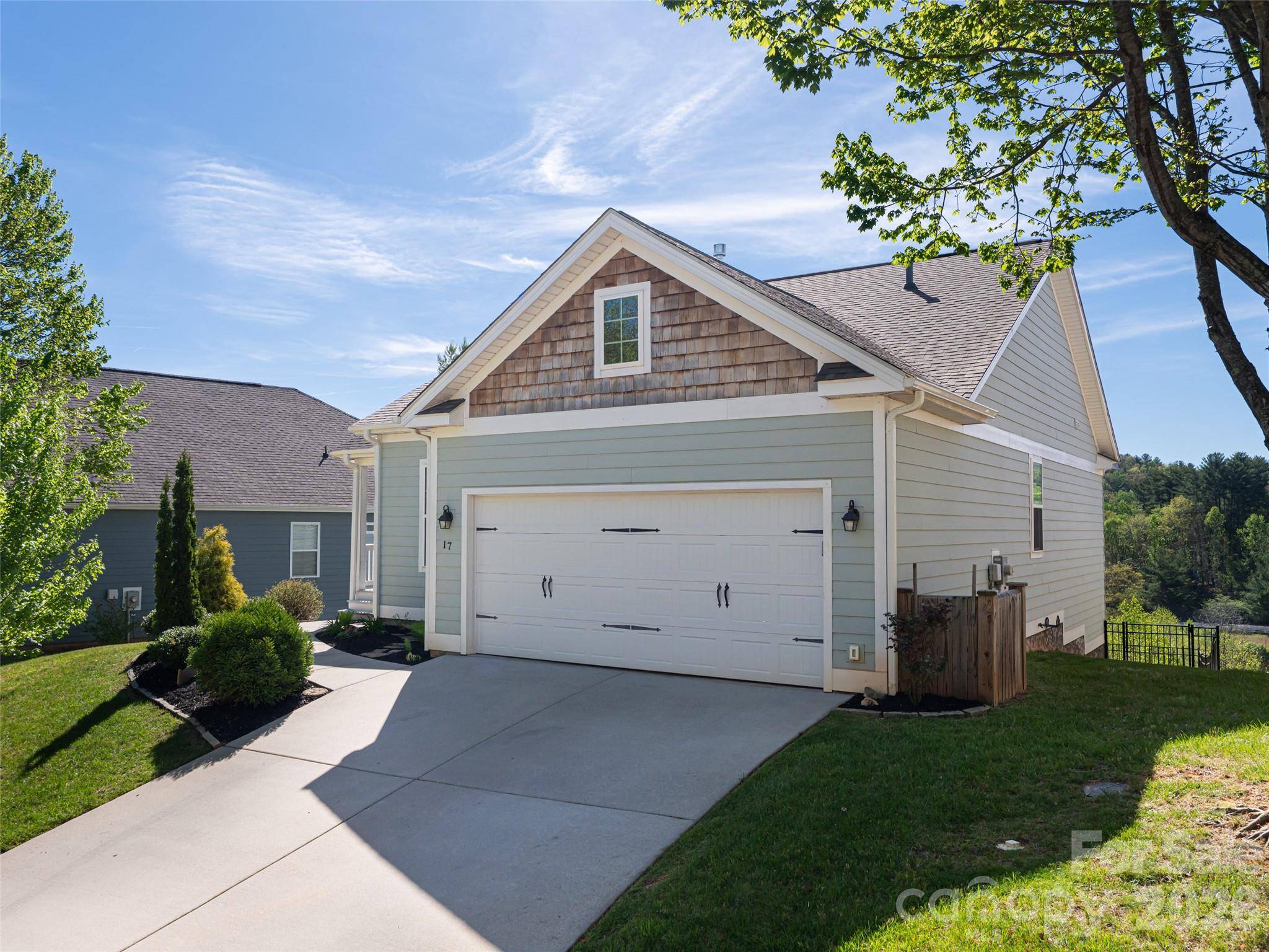 17 Dreambird DR, Leicester, NC 28748