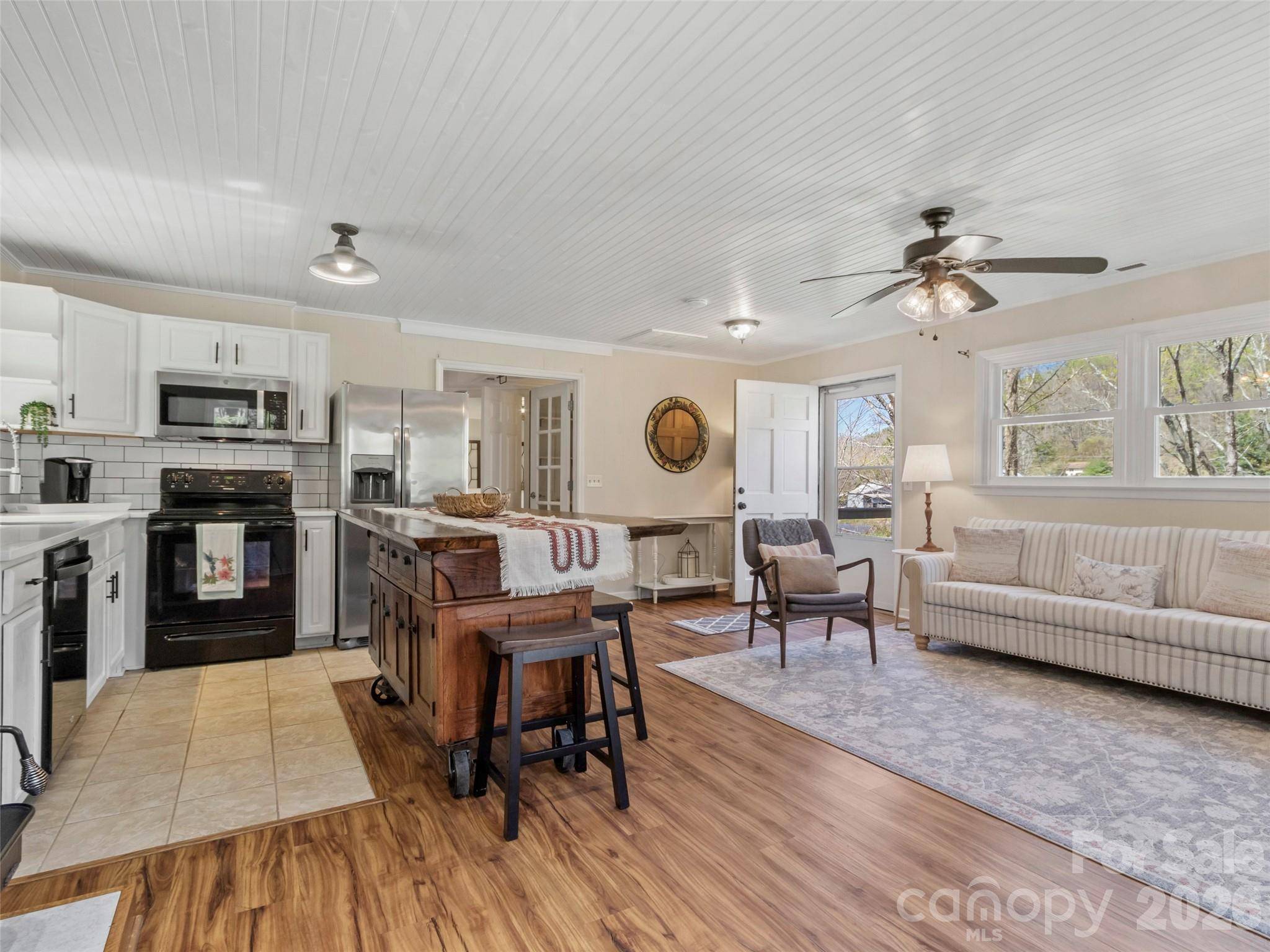 24 Baldridge DR, Burnsville, NC 28714