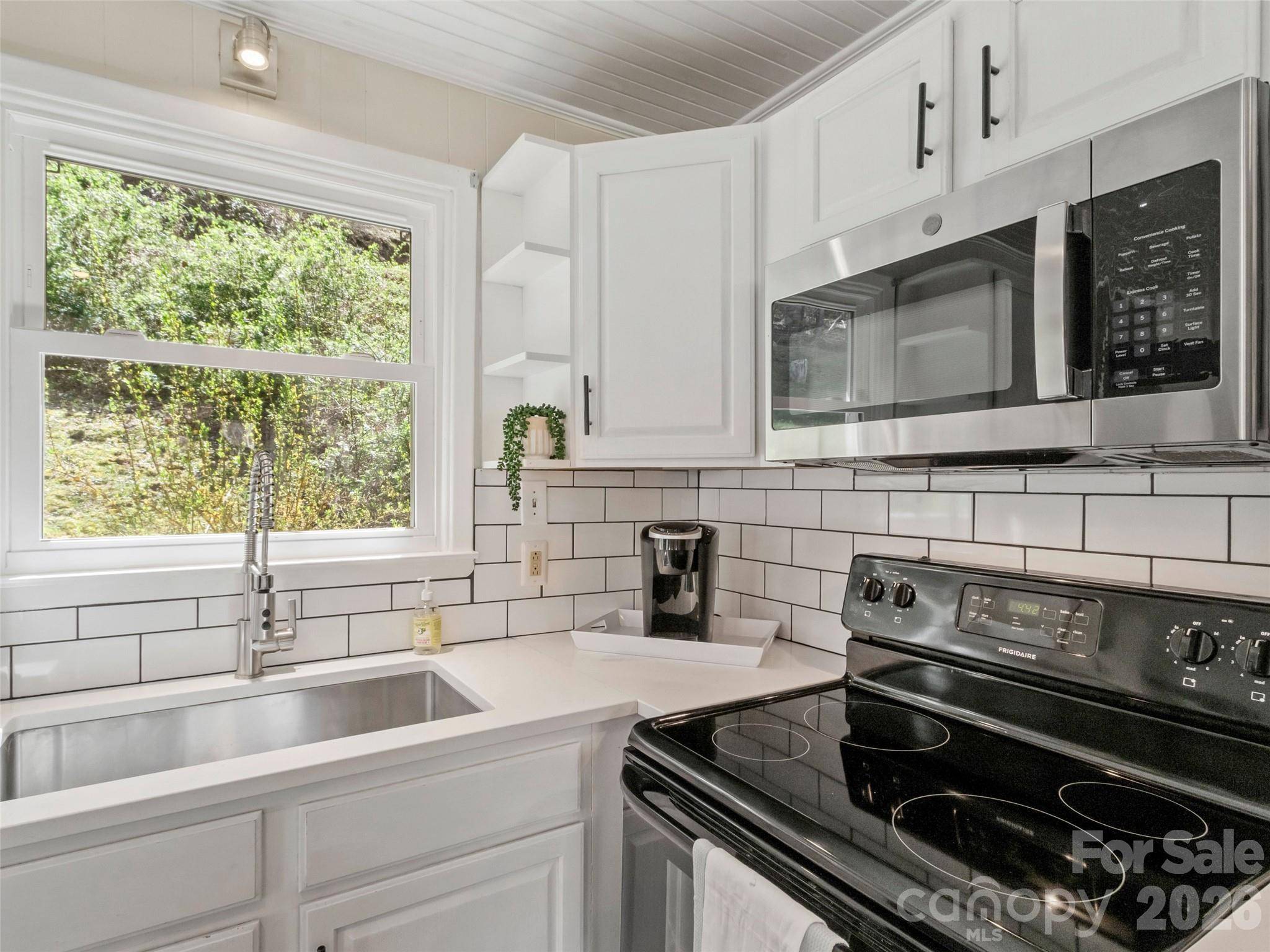 24 Baldridge DR, Burnsville, NC 28714
