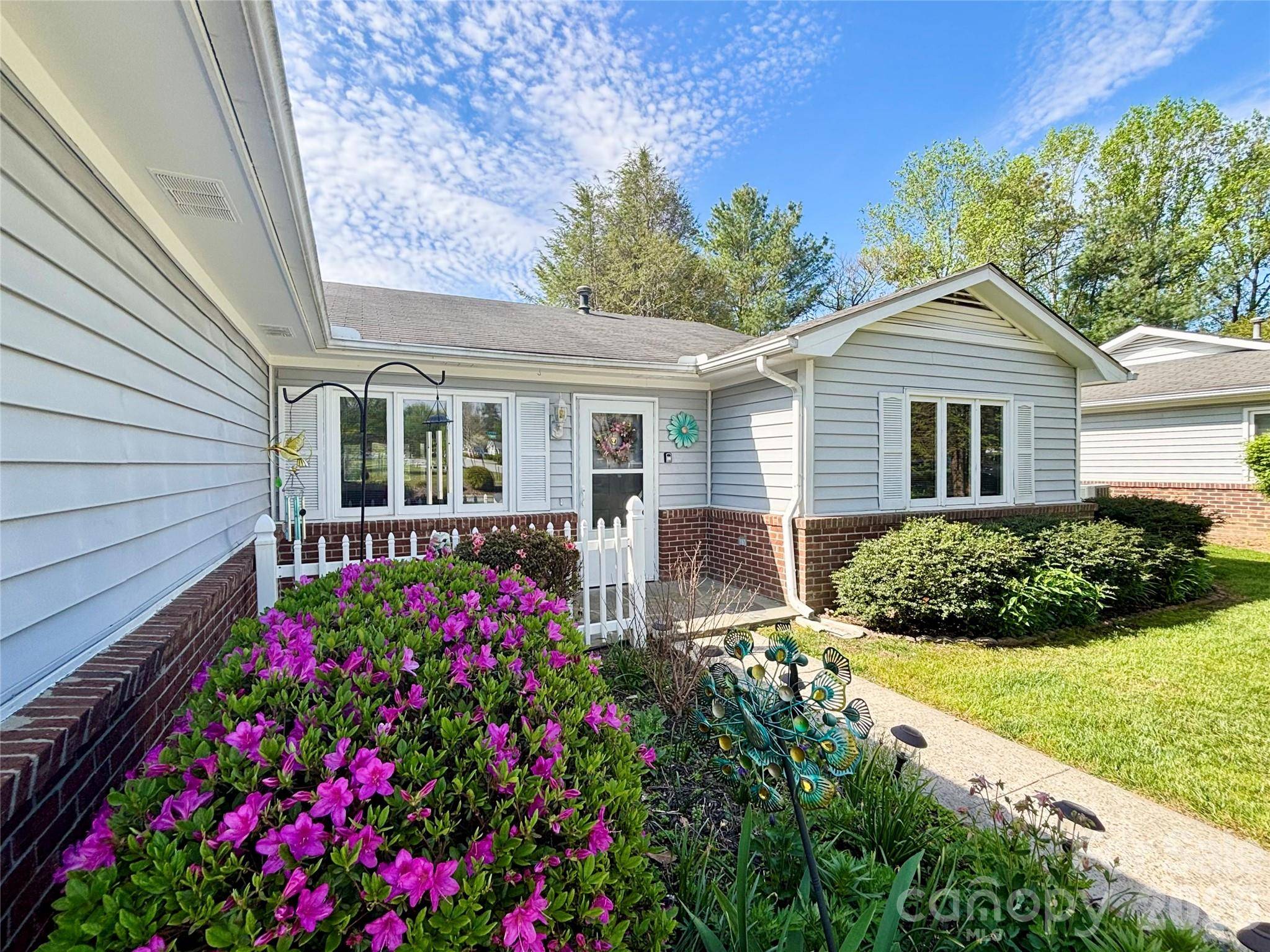 3 Wintry DR, Hendersonville, NC 28792