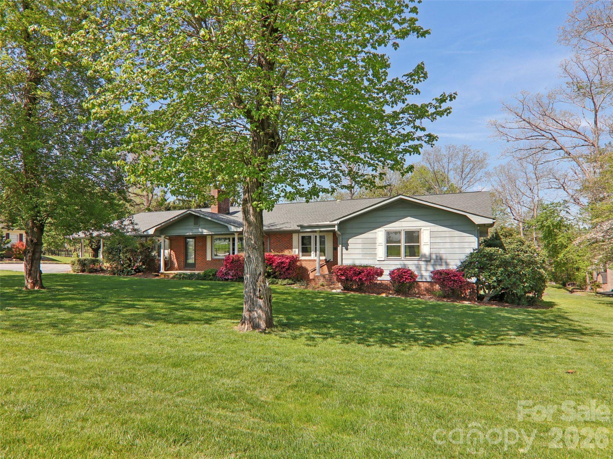927 Ladson RD, Mills River, NC 28759
