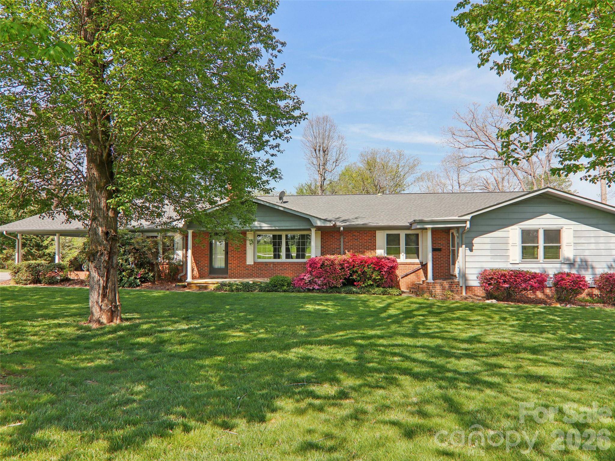 927 Ladson RD, Mills River, NC 28759