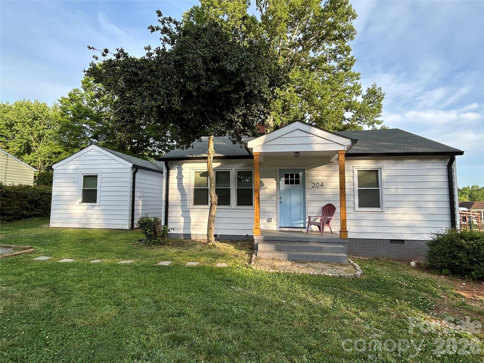 204 N Oak ST, Lowell, NC 28098