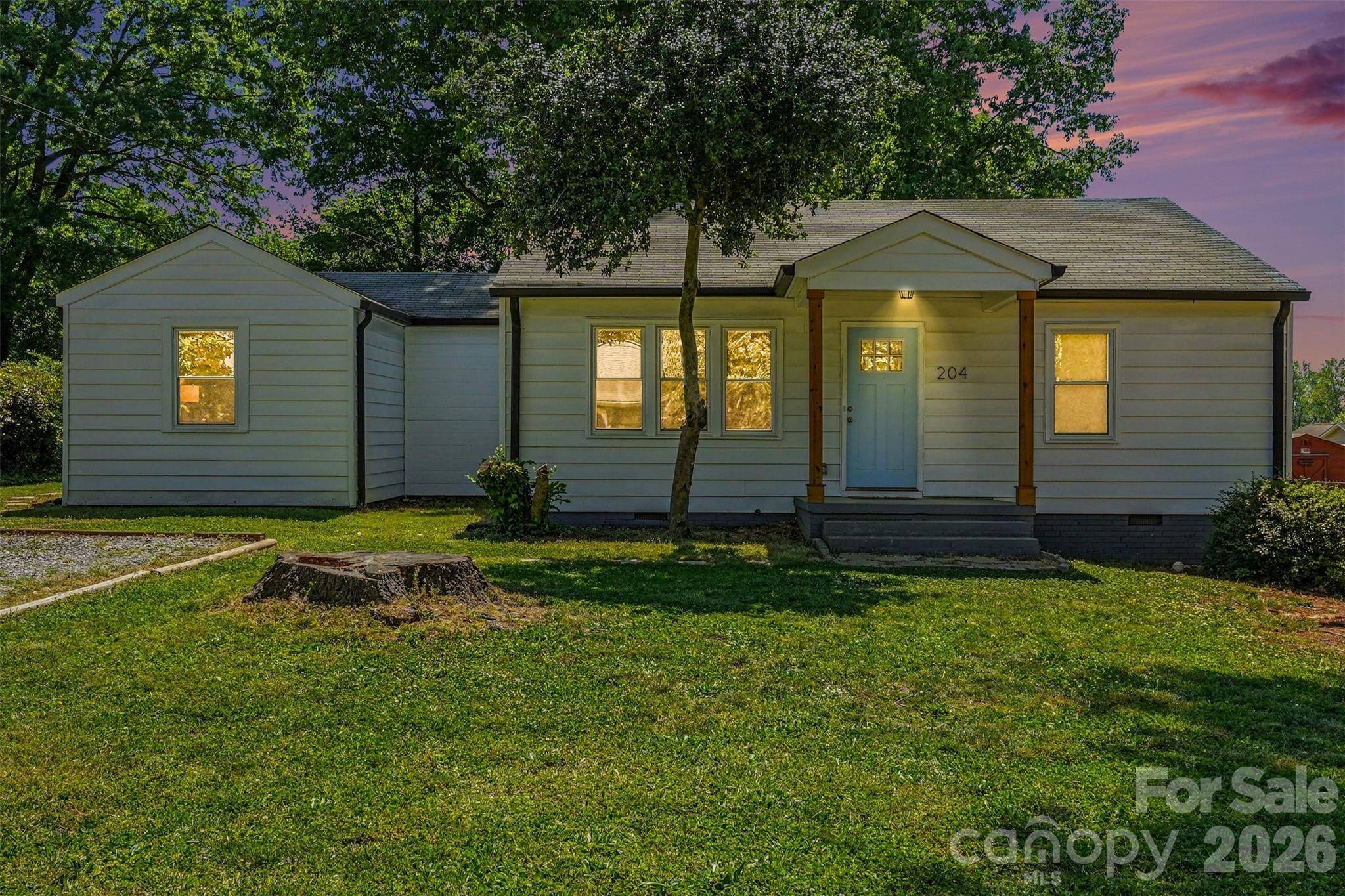 204 N Oak ST, Lowell, NC 28098