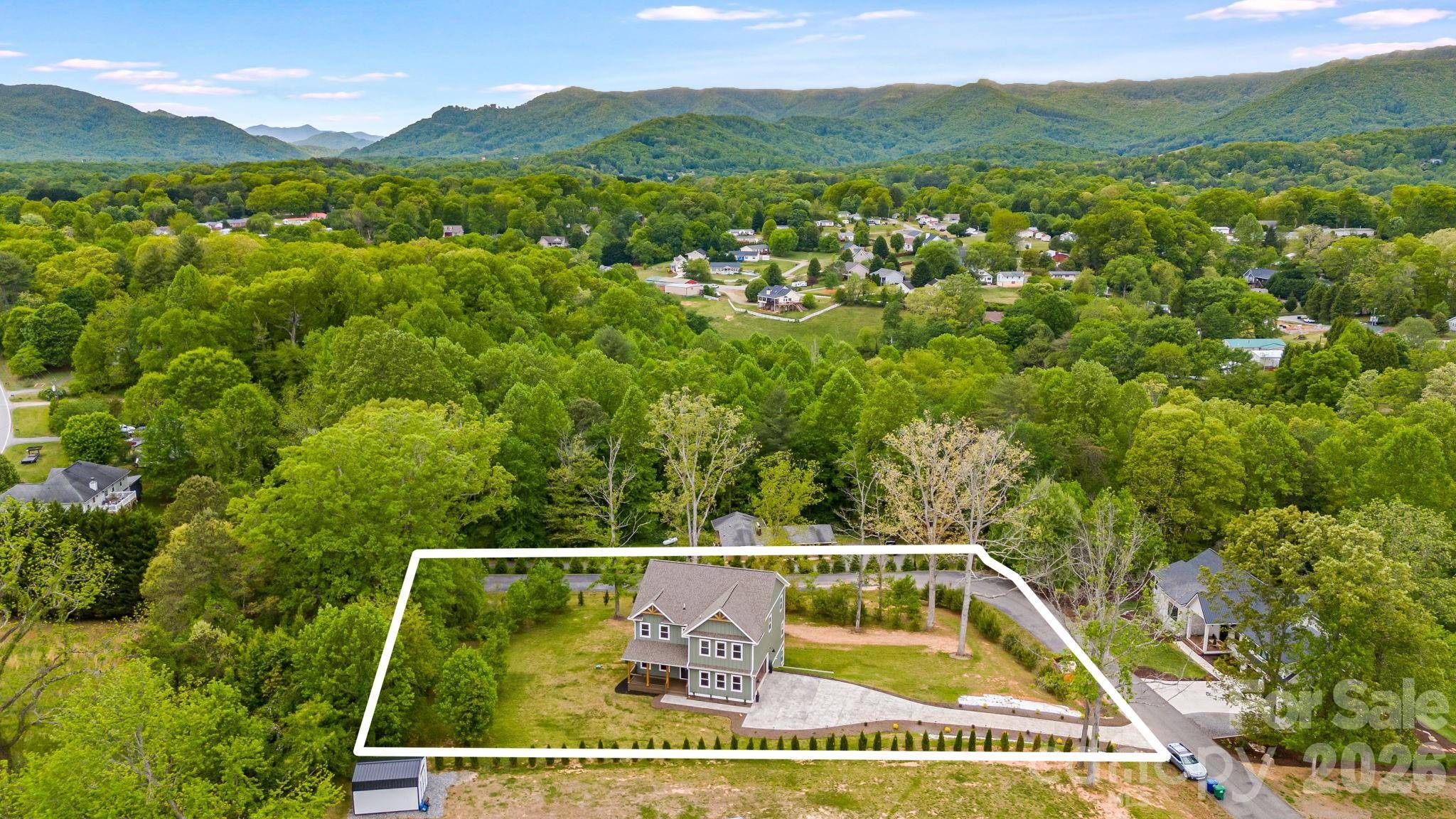 17 Baxter Woods LN, Candler, NC 28715