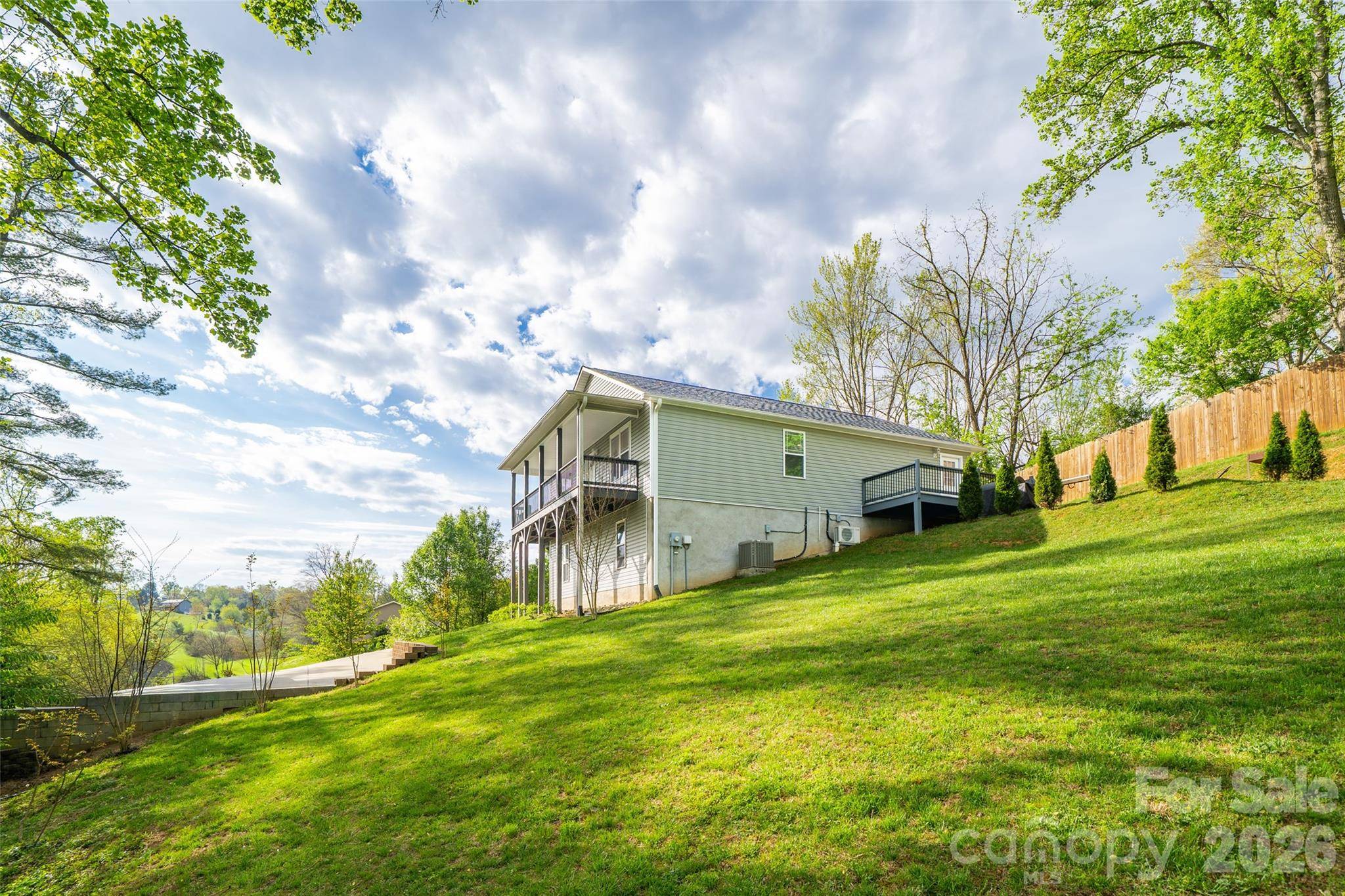 16 DanielBrooke DR, Asheville, NC 28806
