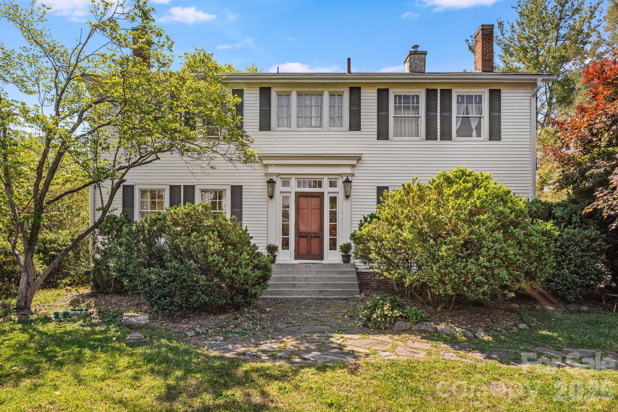 29 Walnut ST, Hot Springs, NC 28743