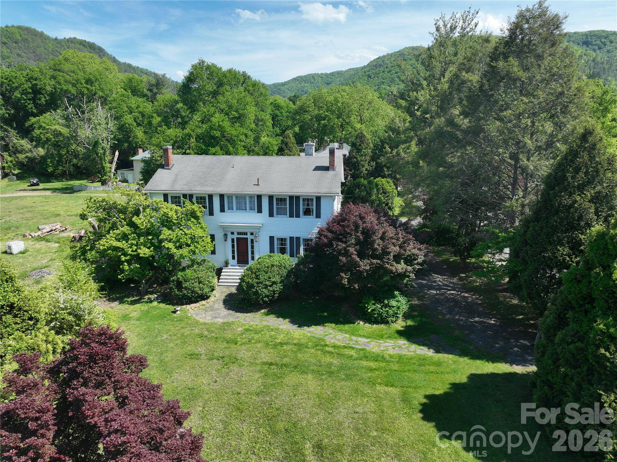 29 Walnut ST, Hot Springs, NC 28743