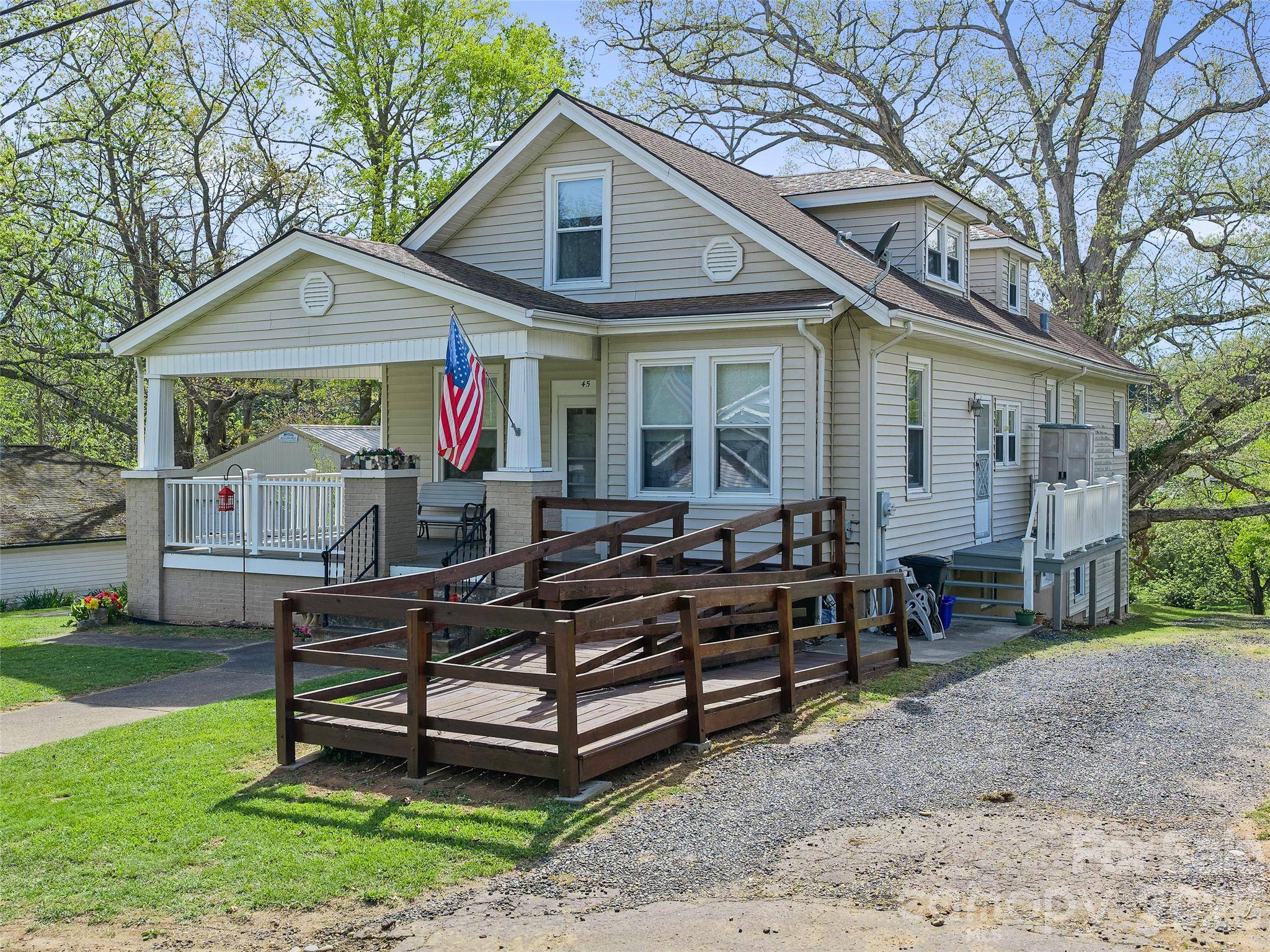 45 Summit ST, Burnsville, NC 28714