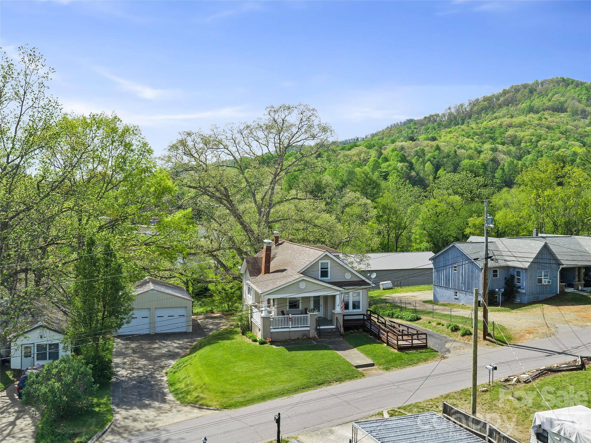 45 Summit ST, Burnsville, NC 28714