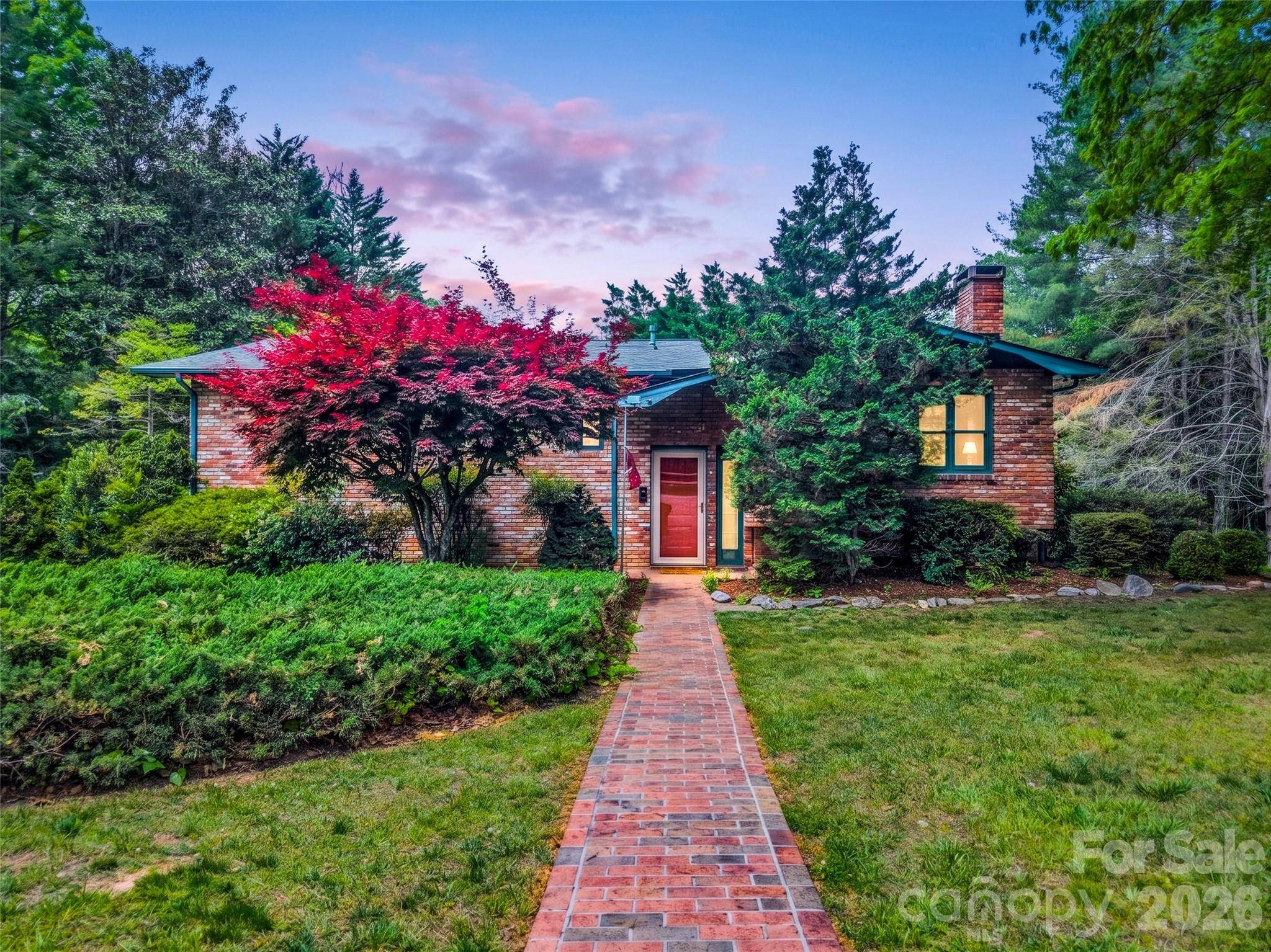 122 W Sweetbriar LN, Etowah, NC 28729
