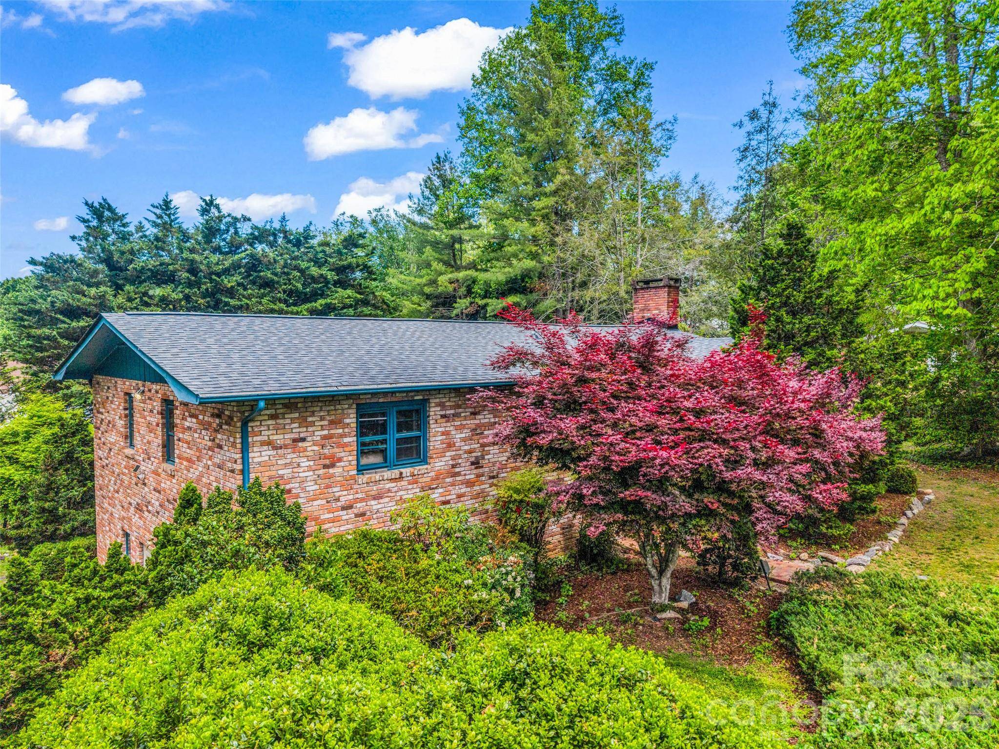 122 W Sweetbriar LN, Etowah, NC 28729