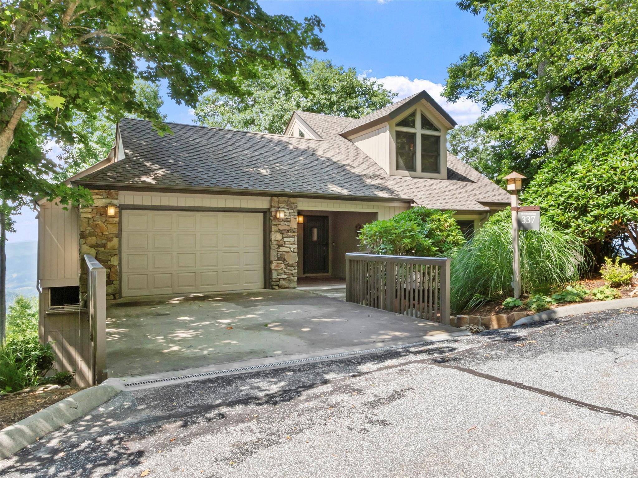 337 Rhododendron LN, Burnsville, NC 28714