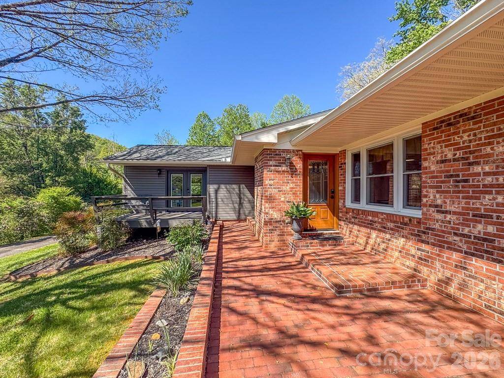 52 Briar Patch RD, Cullowhee, NC 28723