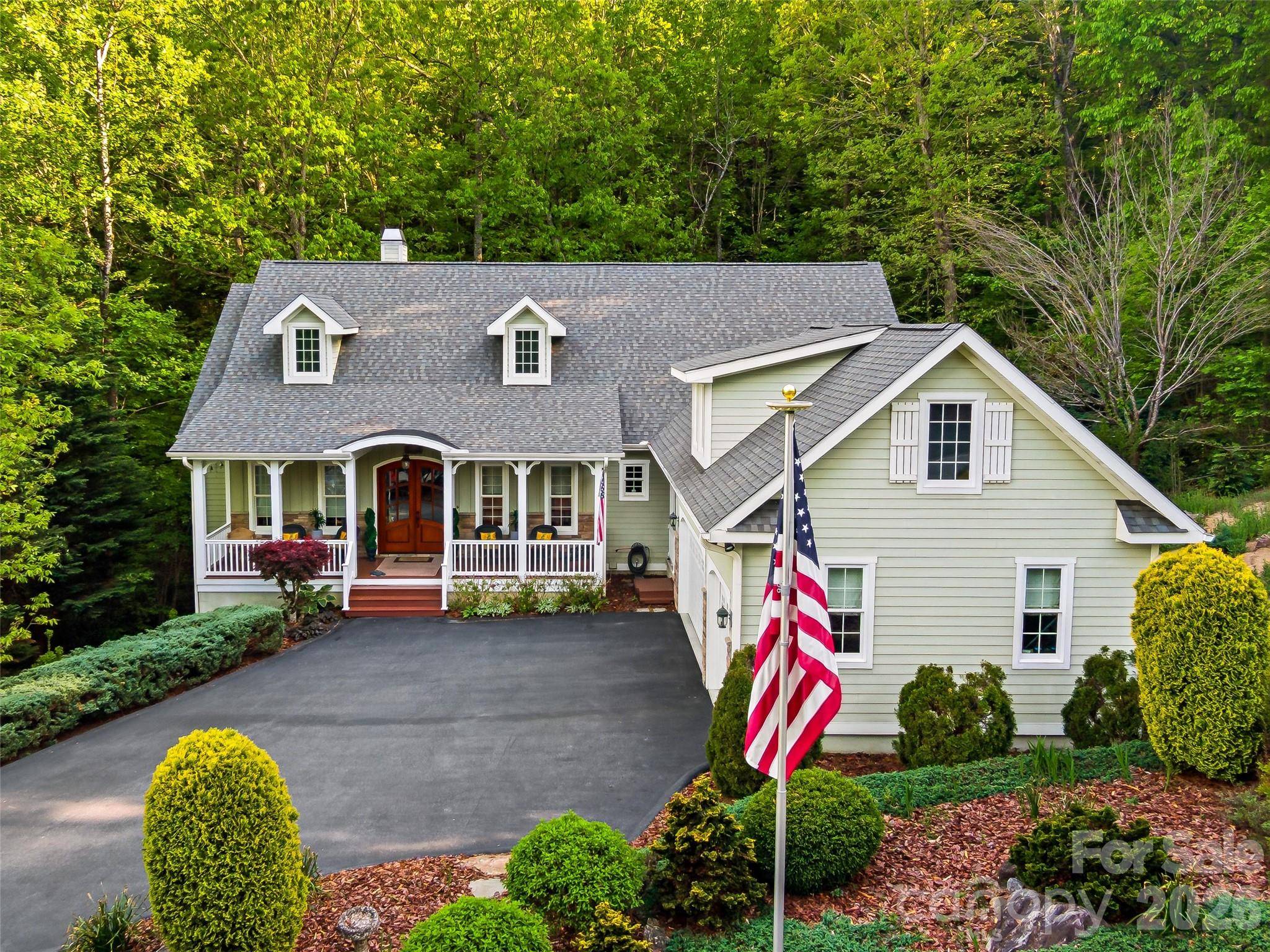 329 Kenmure DR, Flat Rock, NC 28731