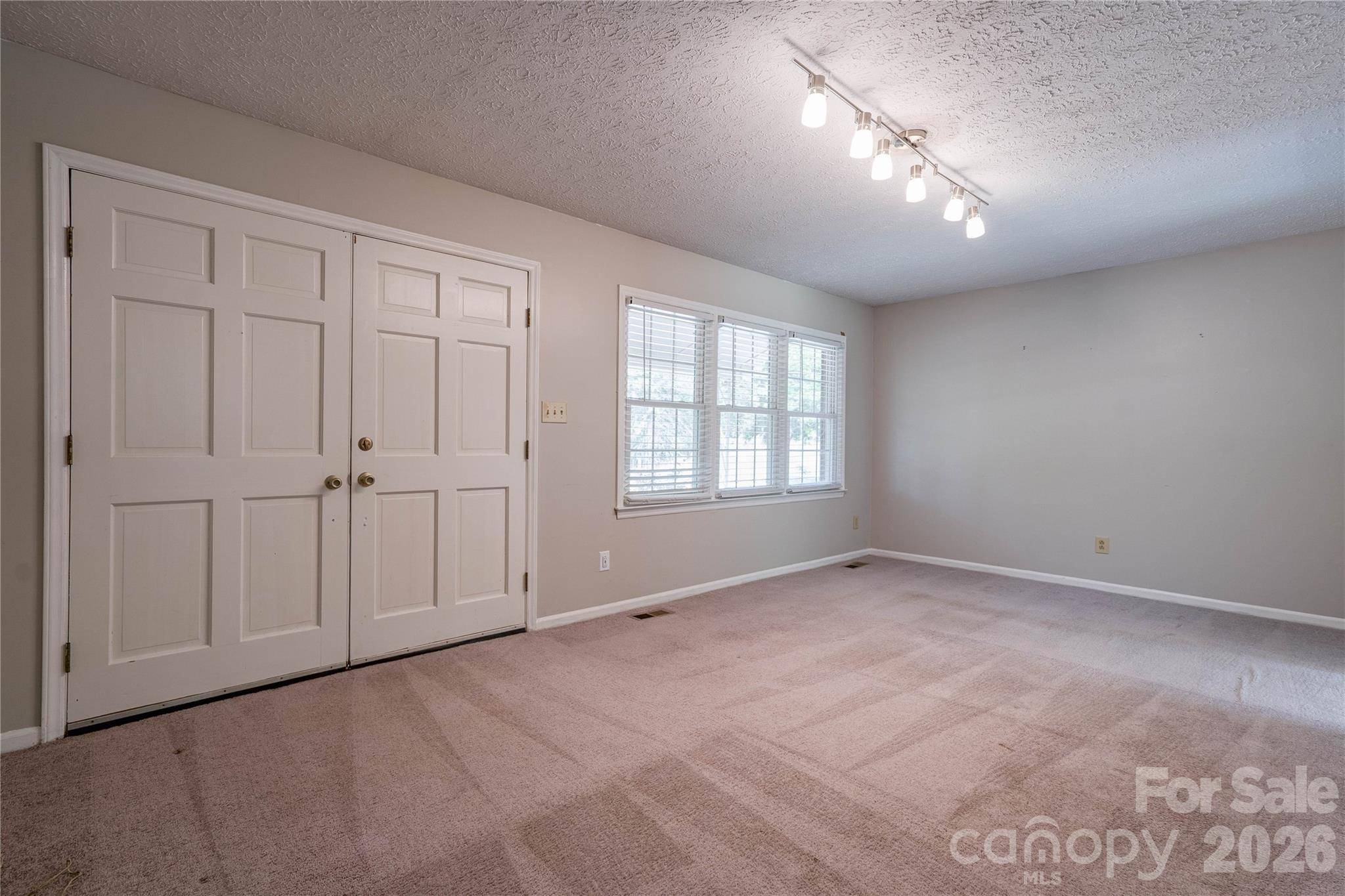 111 Harbor Point DR, Cherryville, NC 28021