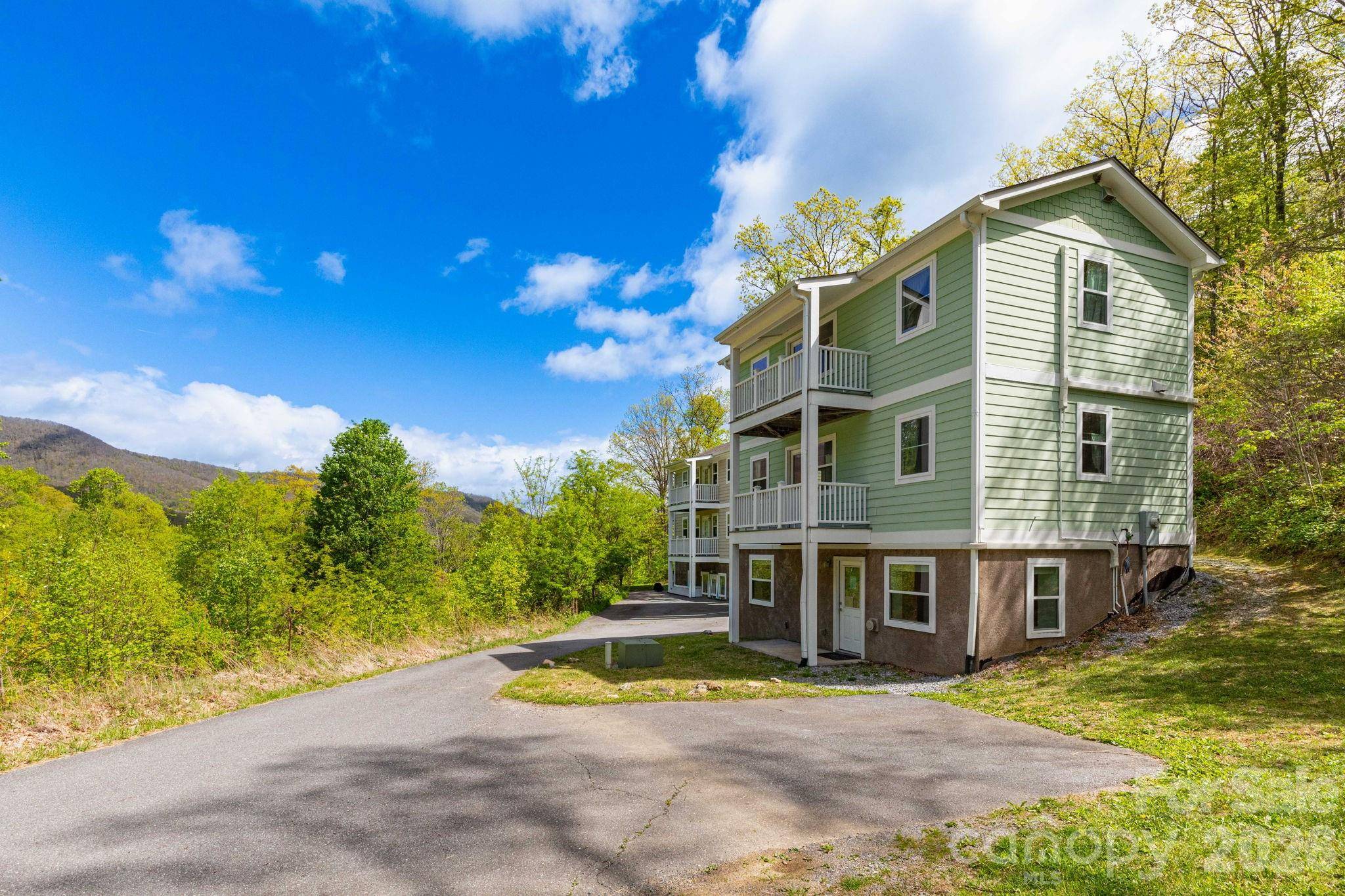 12 Lila LN, Clyde, NC 28721