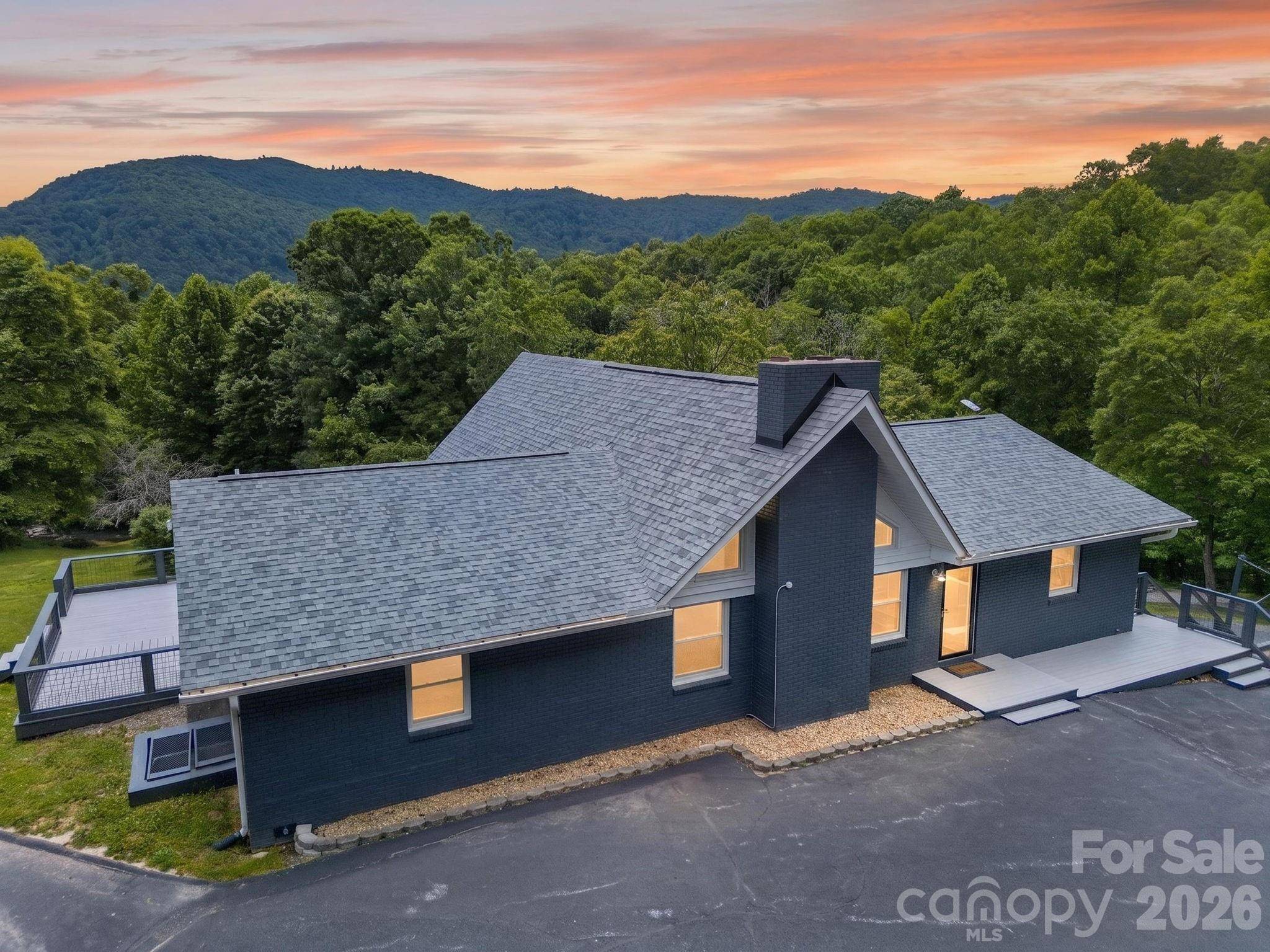 97 Whippoorwill LN, Fairview, NC 28730