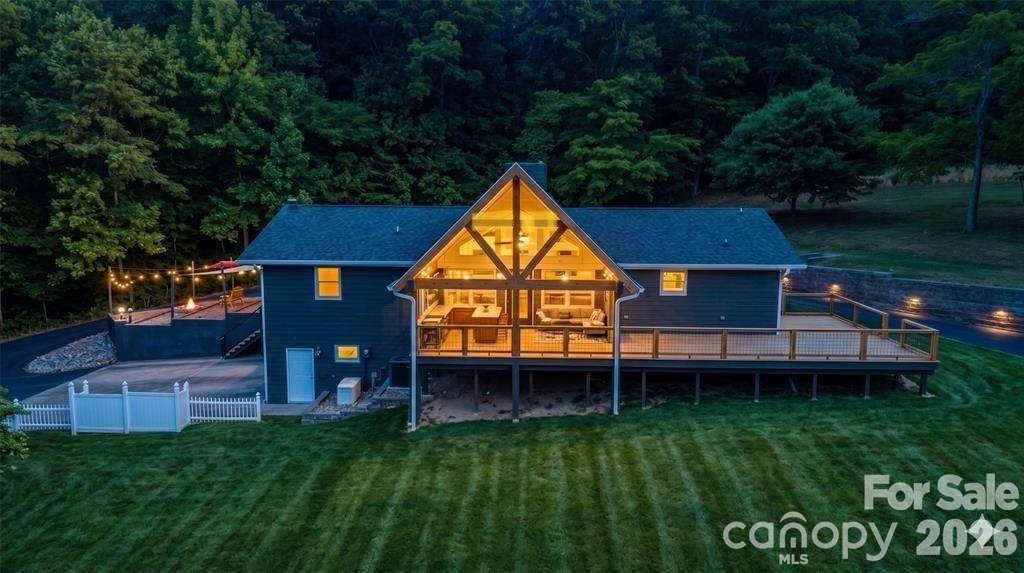 97 Whippoorwill LN, Fairview, NC 28730