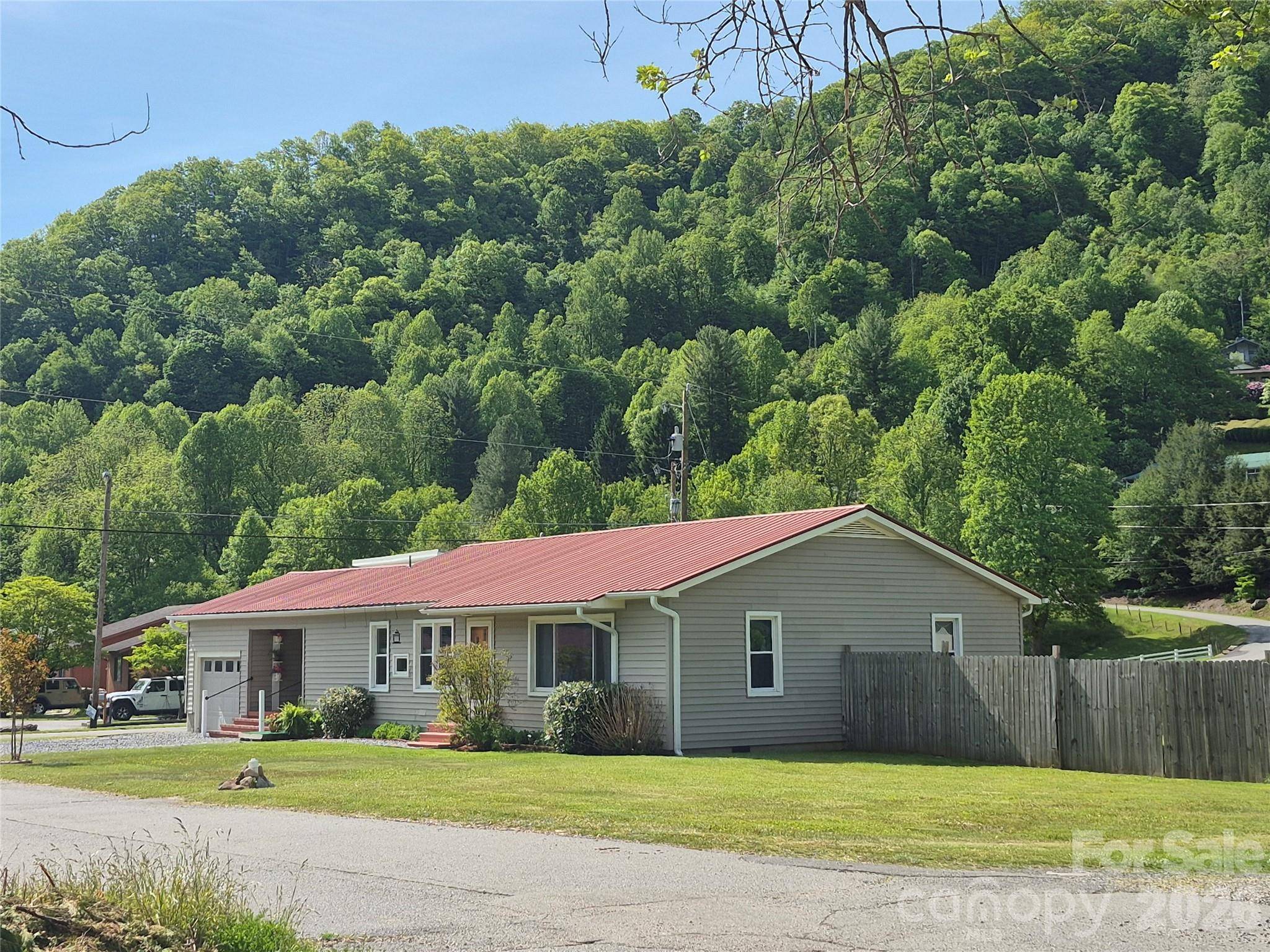 5 Gibson DR, Maggie Valley, NC 28751