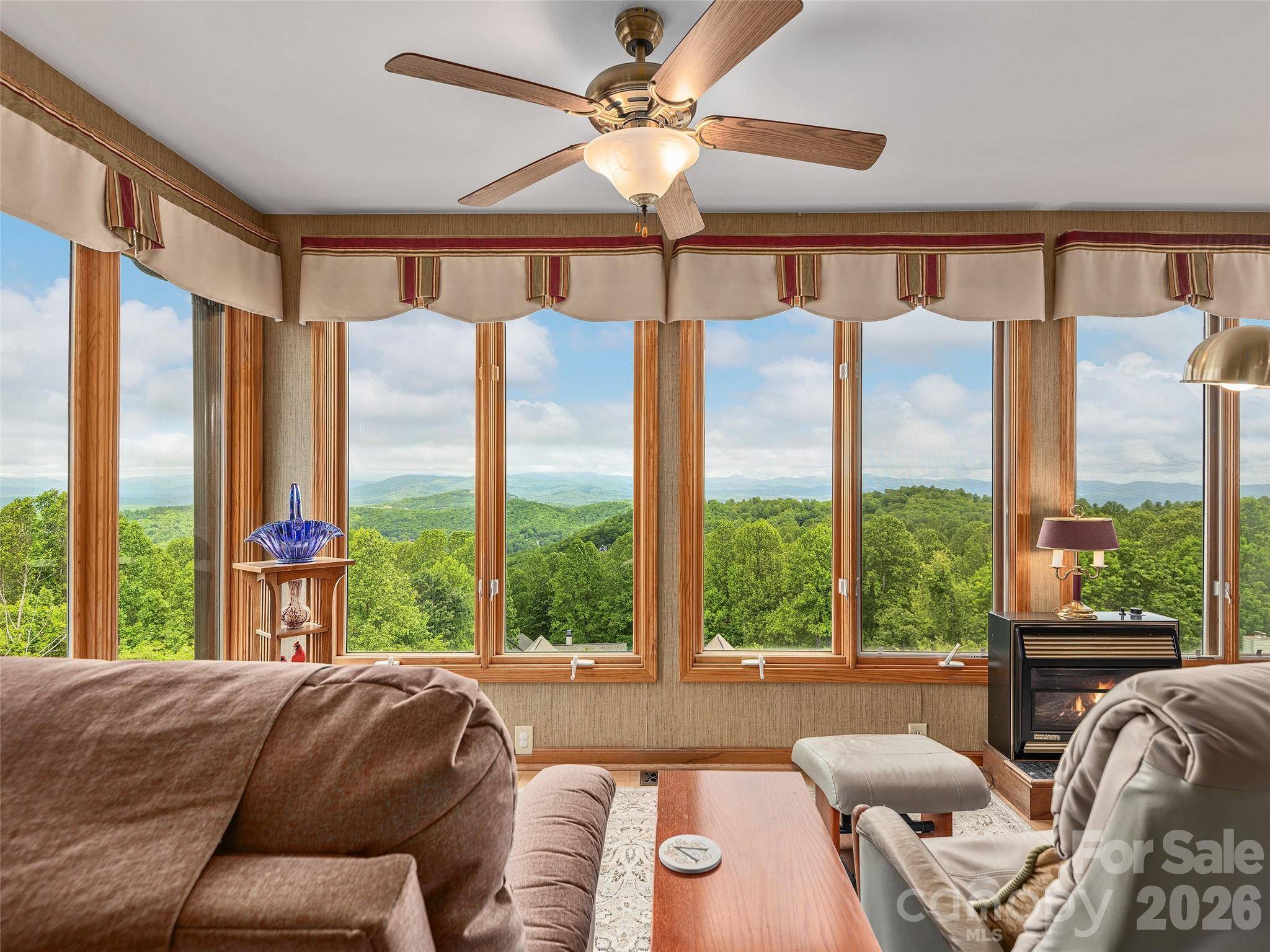 503 Fleetwood PLZ, Laurel Park, NC 28739