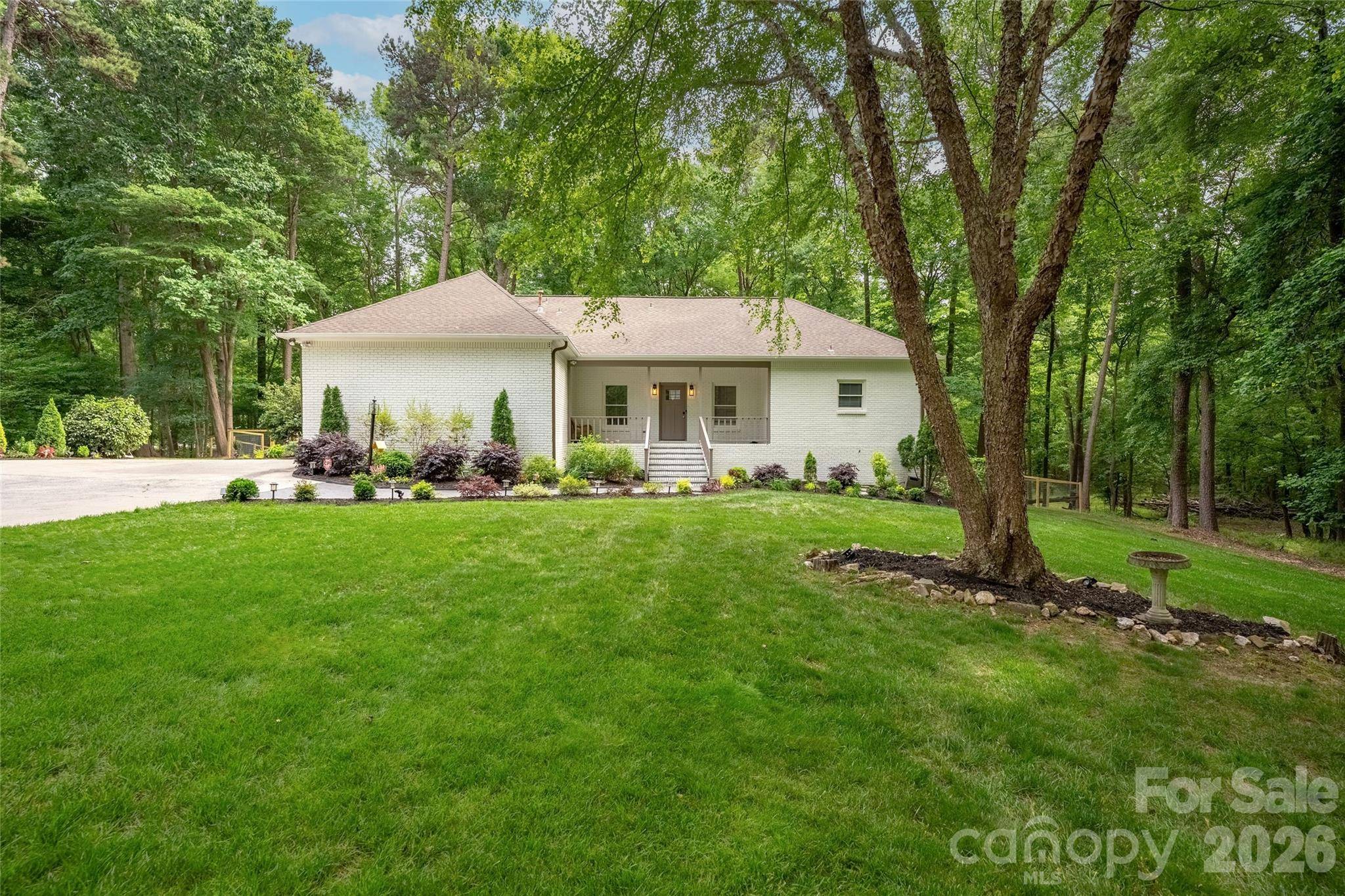 1800 Chestnut LN, Matthews, NC 28104