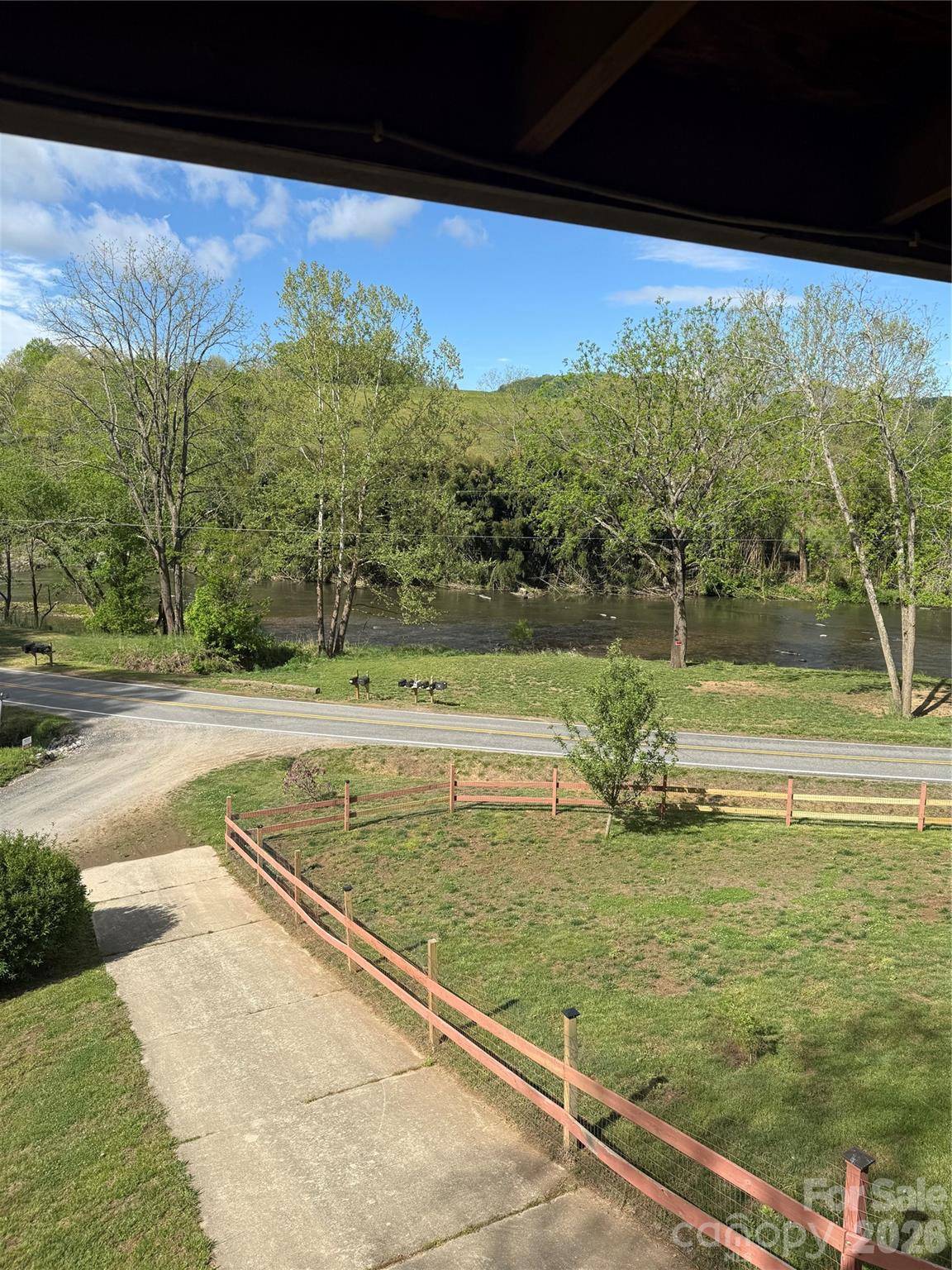 7 Noland DR S, Clyde, NC 28721